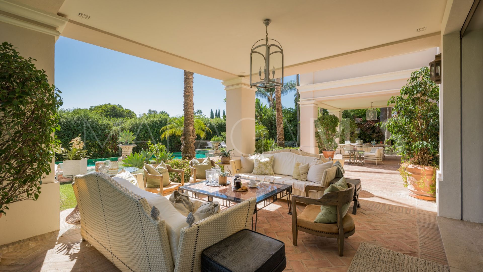 Villa for sale with 8 bedrooms in Guadalmina Baja