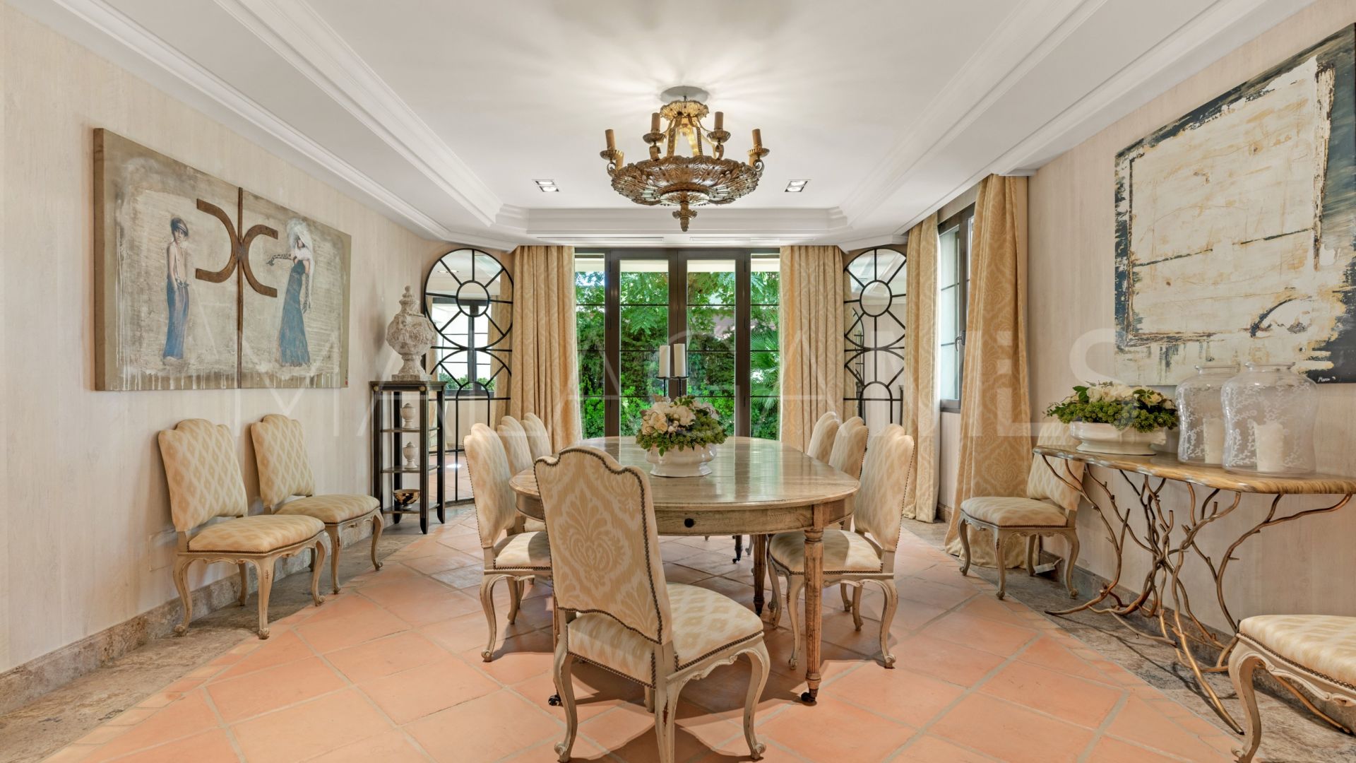 Villa for sale with 8 bedrooms in Guadalmina Baja