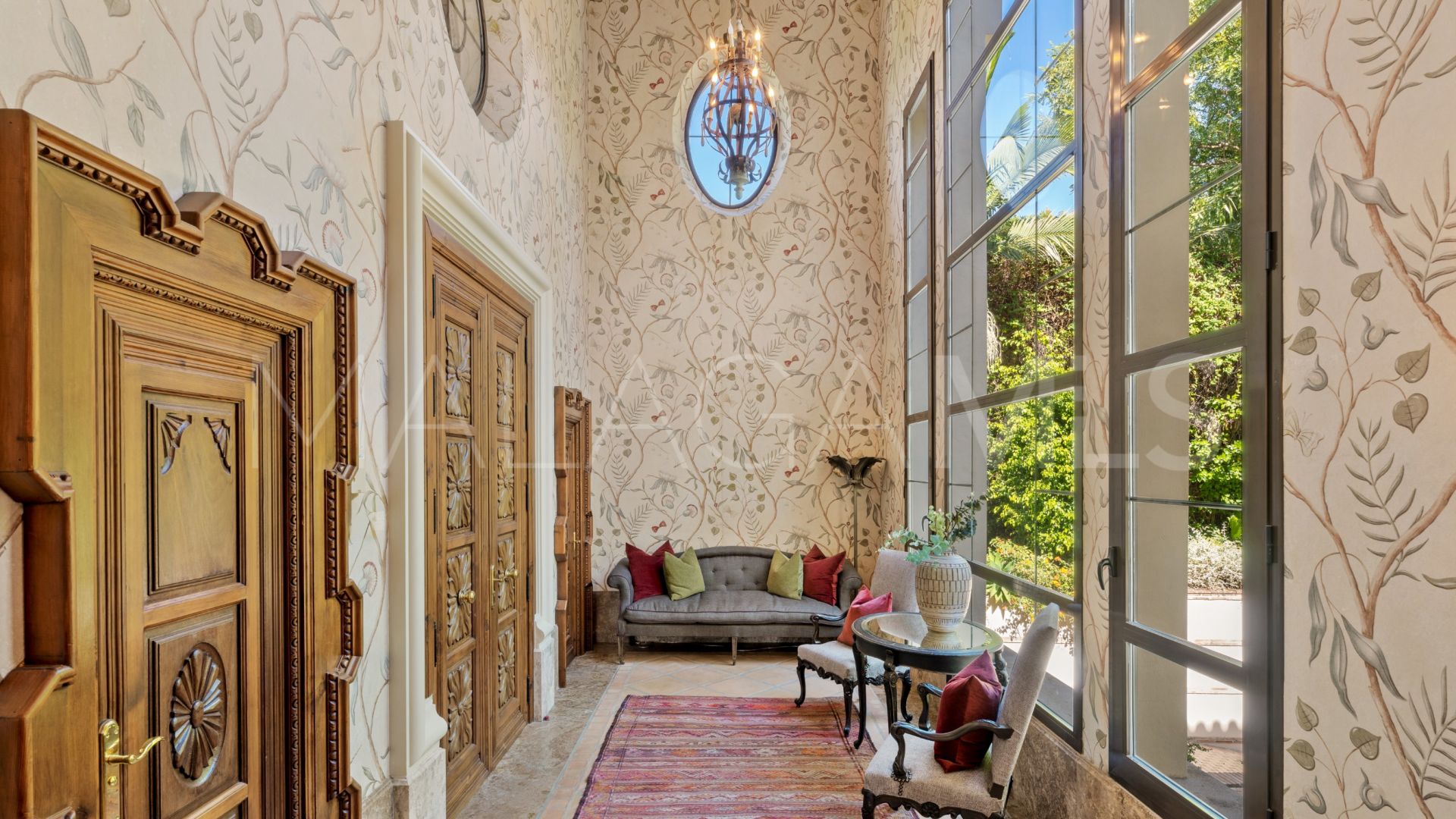 Villa for sale with 8 bedrooms in Guadalmina Baja