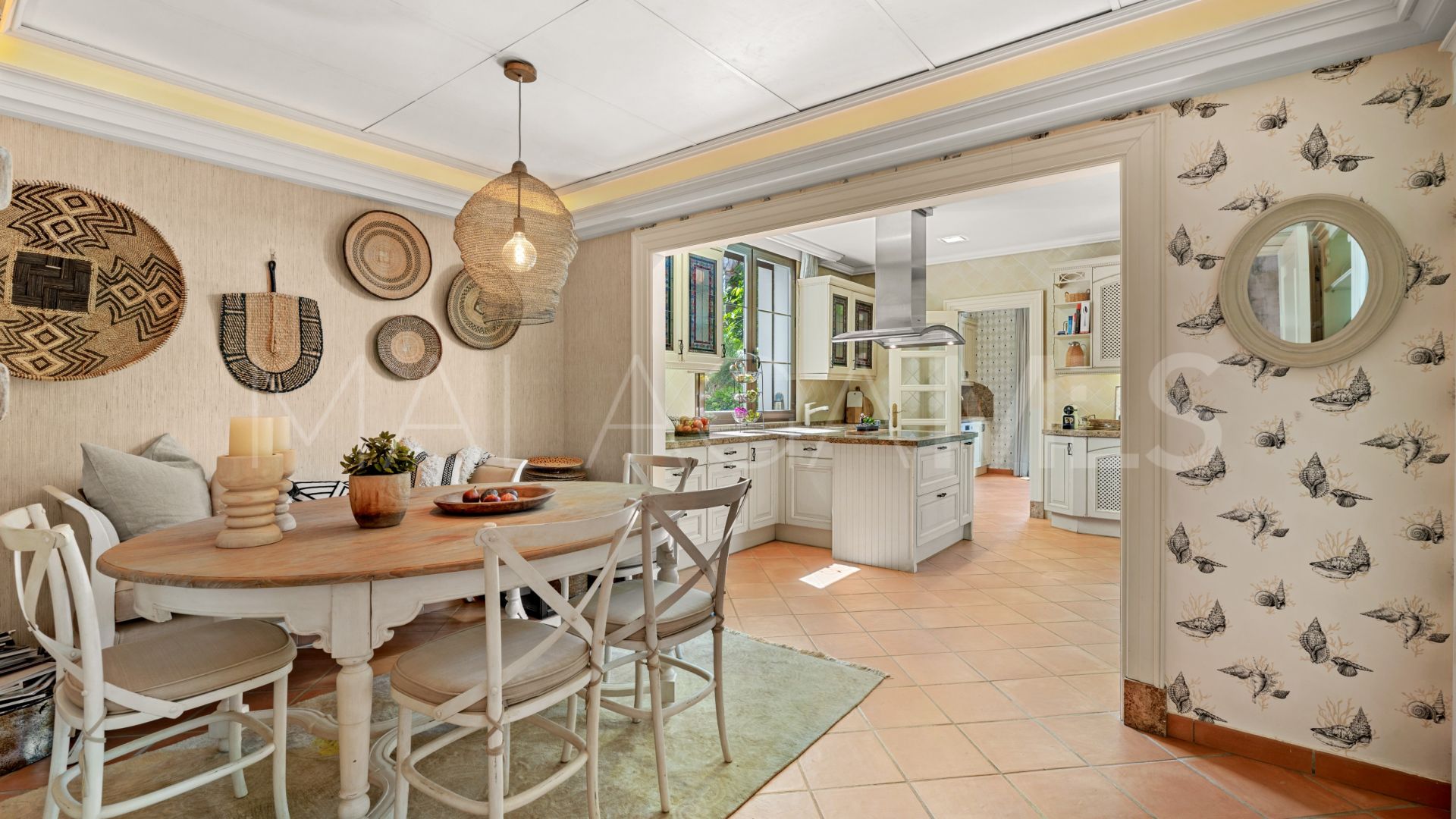 Villa for sale with 8 bedrooms in Guadalmina Baja