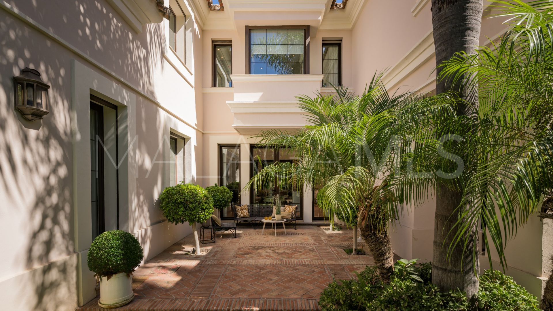 Villa for sale with 8 bedrooms in Guadalmina Baja