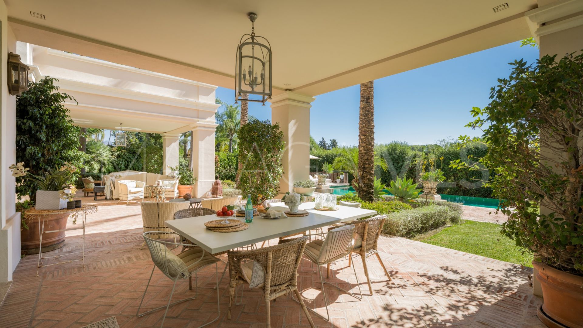 Villa for sale with 8 bedrooms in Guadalmina Baja