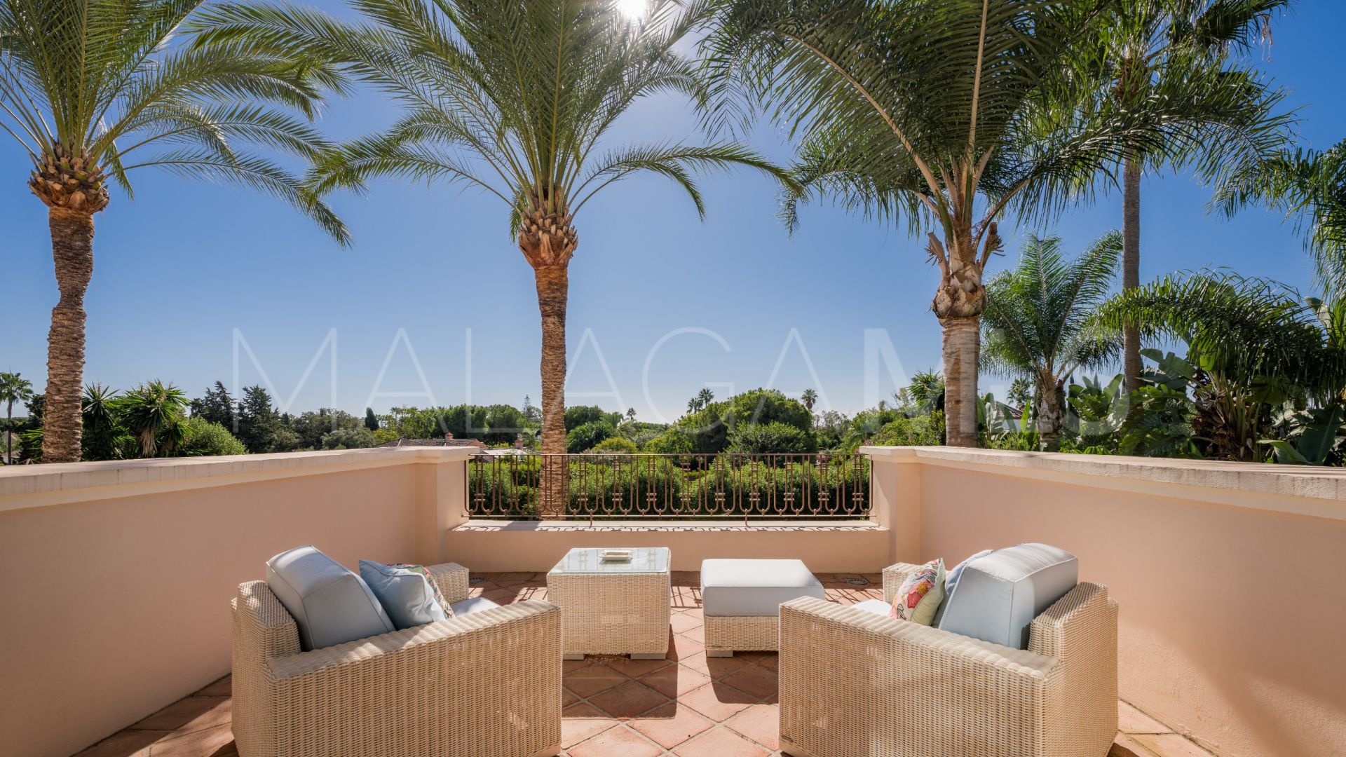 Villa for sale with 8 bedrooms in Guadalmina Baja