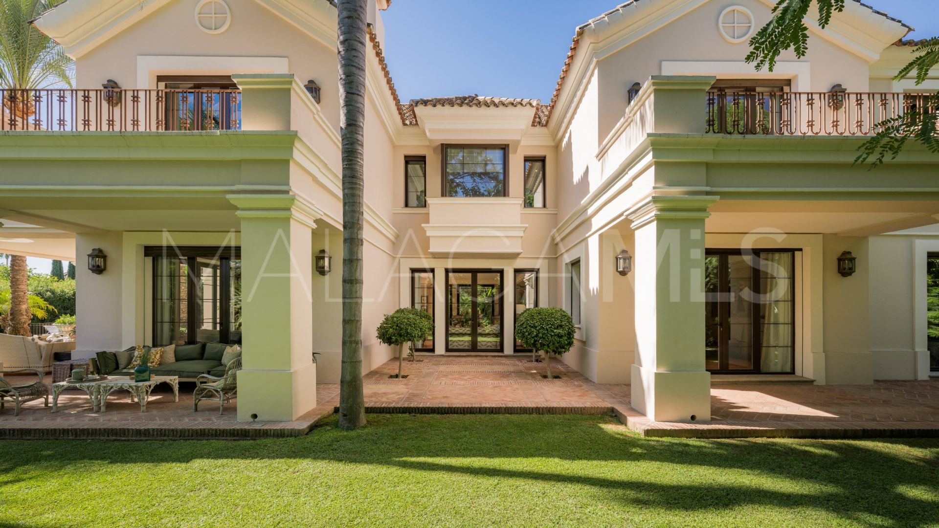 Villa for sale with 8 bedrooms in Guadalmina Baja