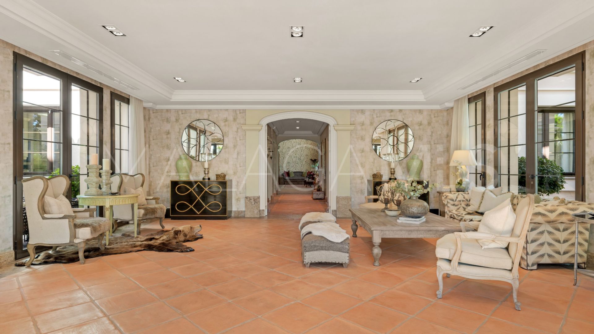 Villa for sale with 8 bedrooms in Guadalmina Baja