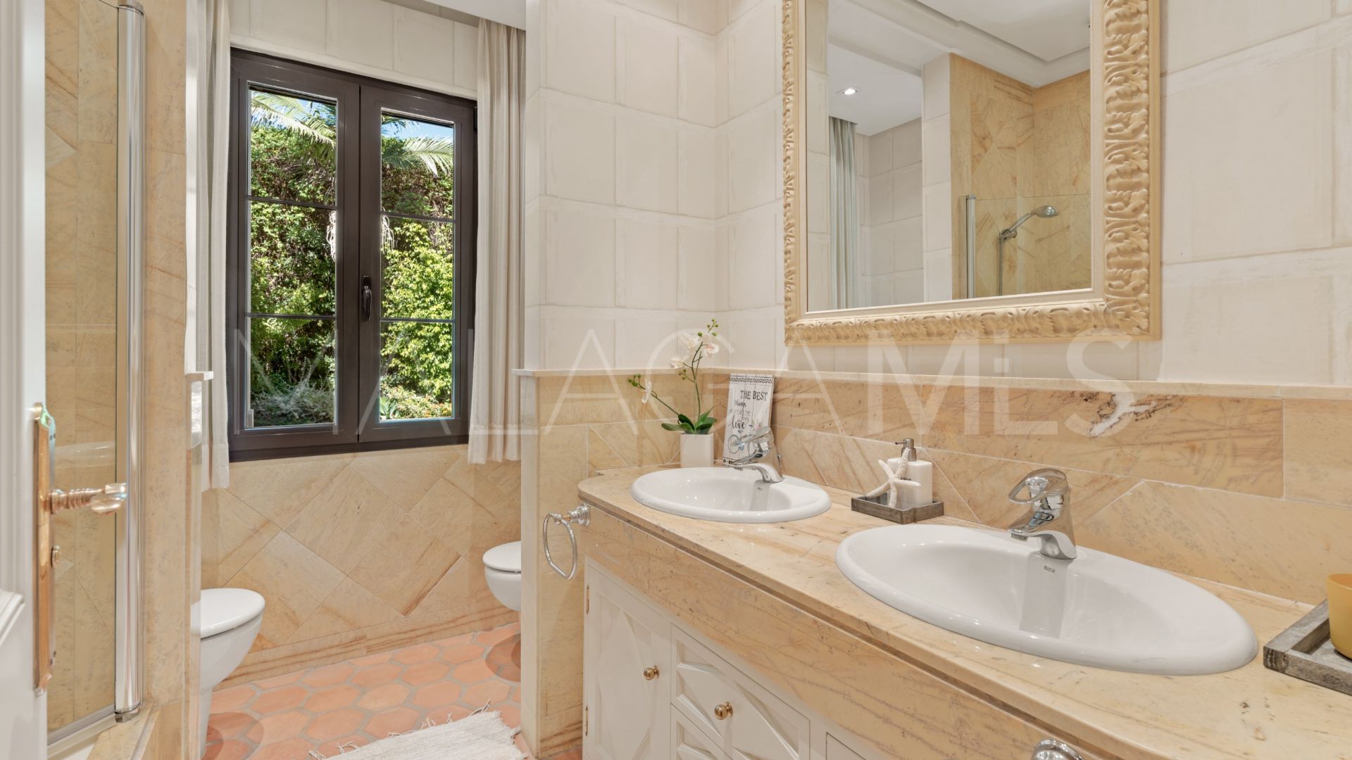 Villa for sale with 8 bedrooms in Guadalmina Baja