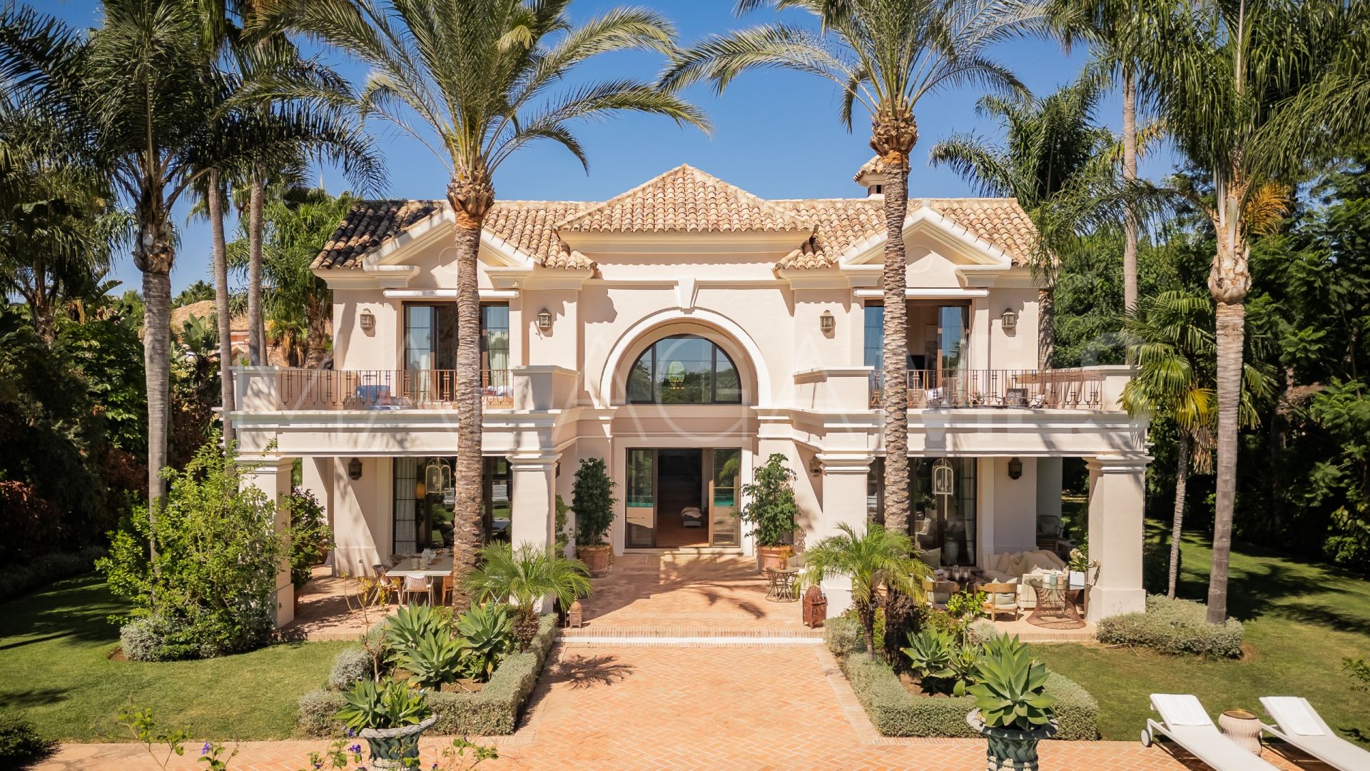 Villa for sale with 8 bedrooms in Guadalmina Baja