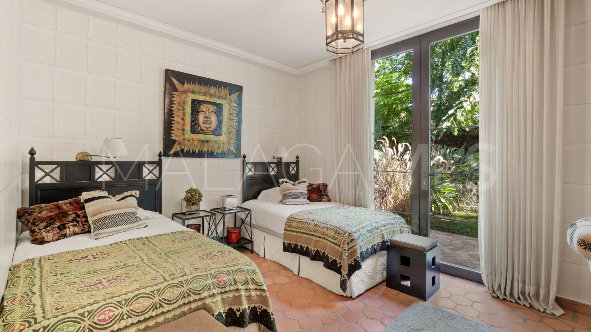 Villa for sale with 8 bedrooms in Guadalmina Baja