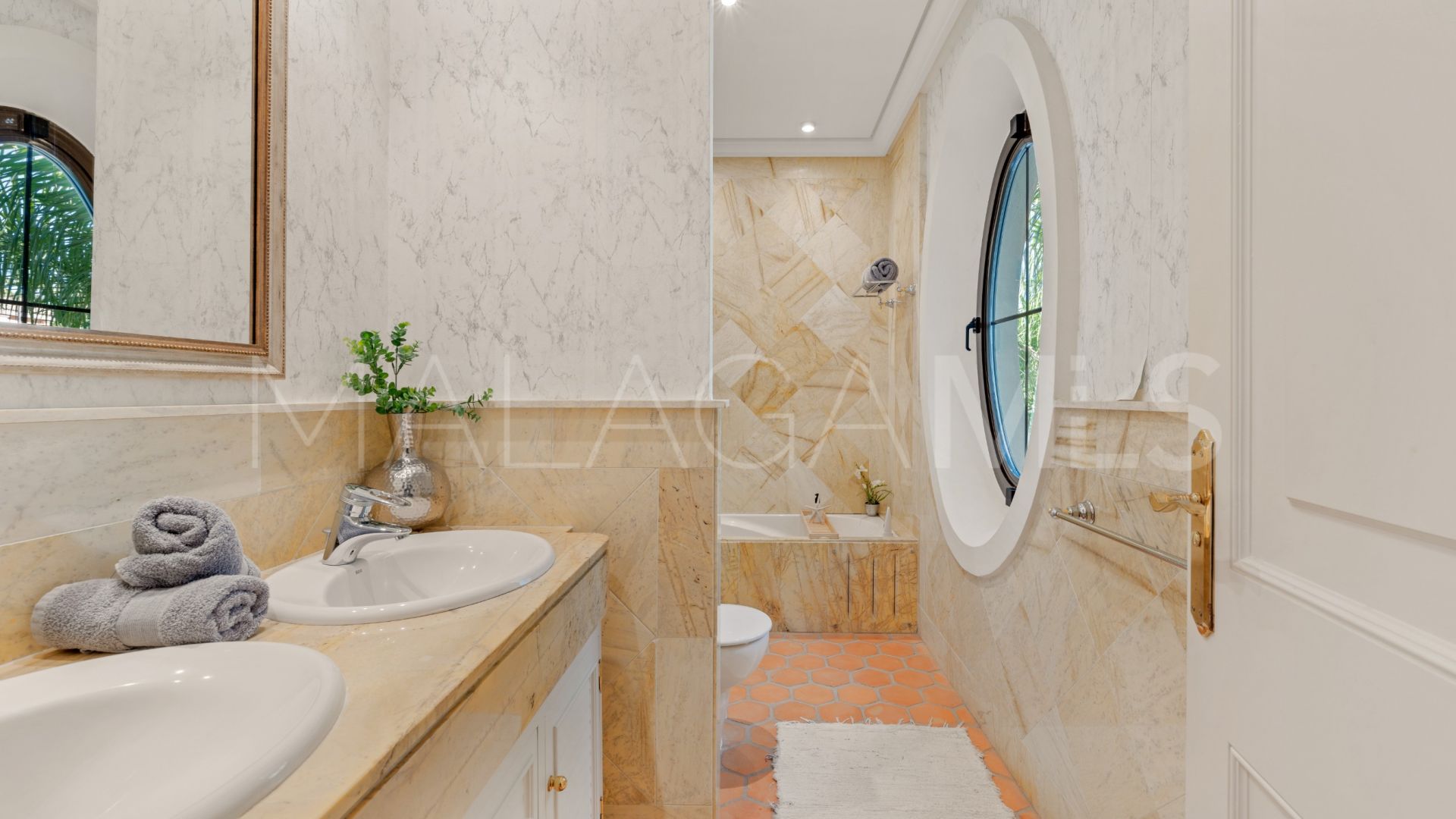 Villa for sale with 8 bedrooms in Guadalmina Baja