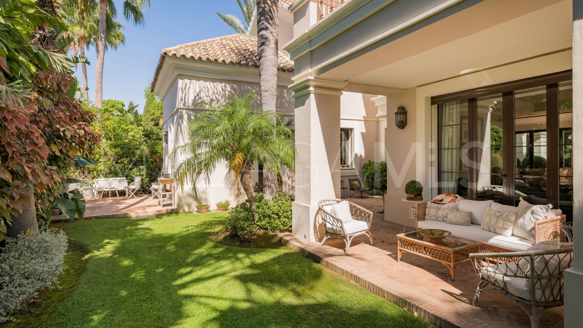 Villa for sale with 8 bedrooms in Guadalmina Baja