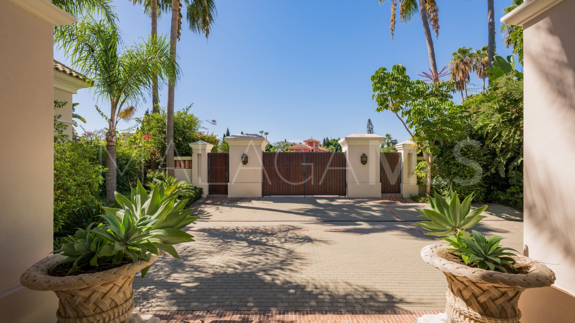 Villa for sale with 8 bedrooms in Guadalmina Baja