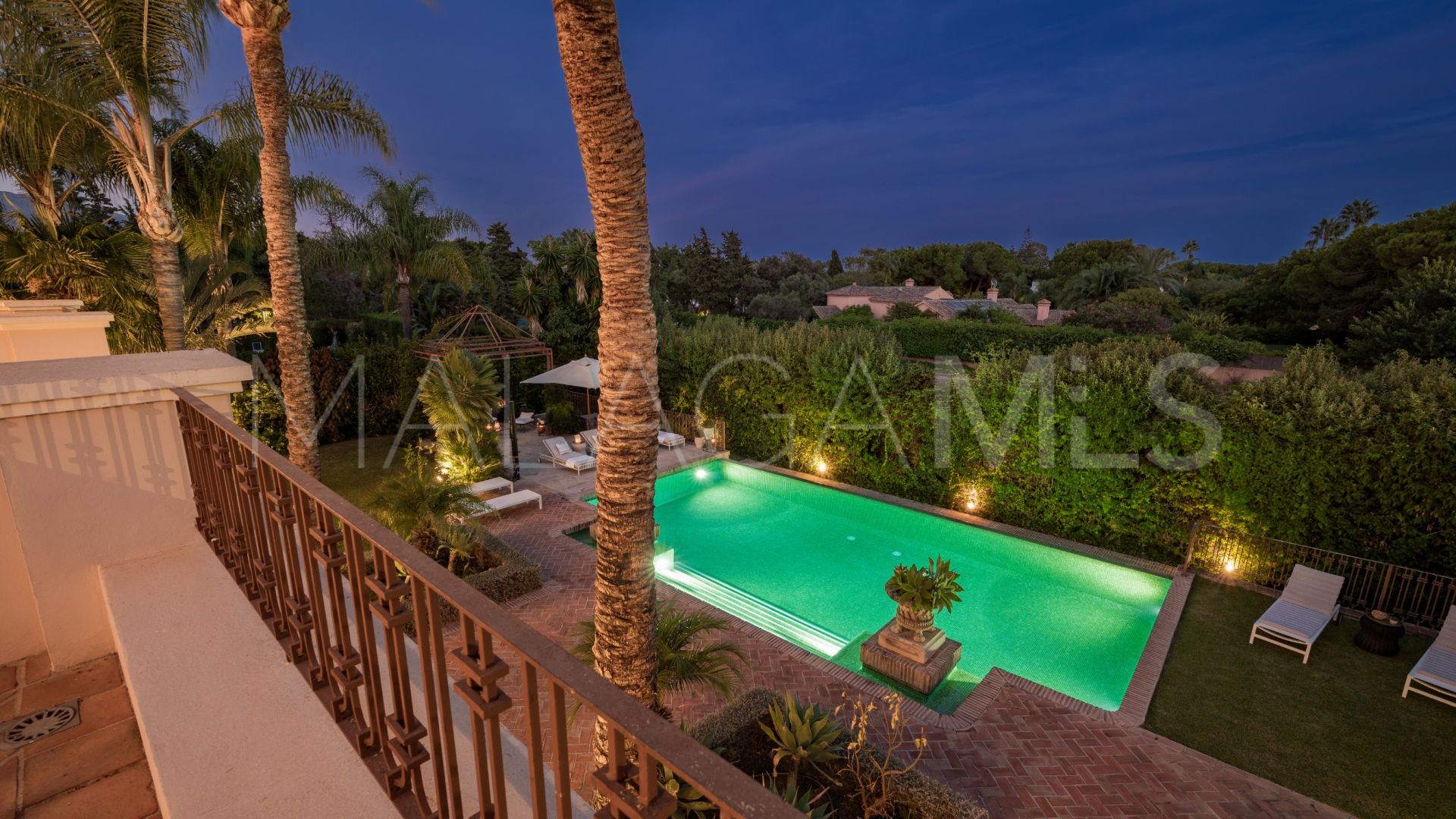 Villa for sale with 8 bedrooms in Guadalmina Baja