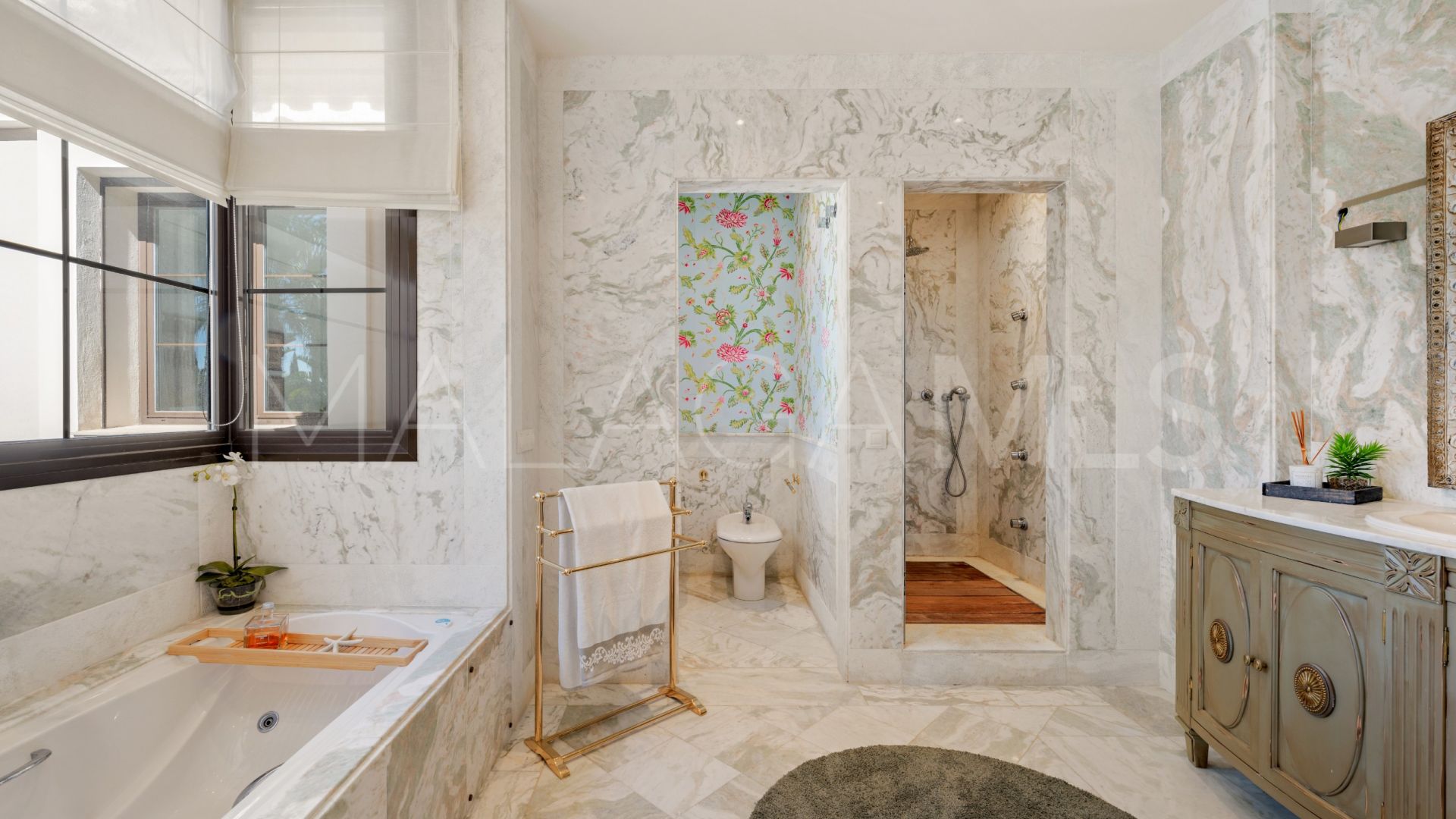 Villa for sale with 8 bedrooms in Guadalmina Baja