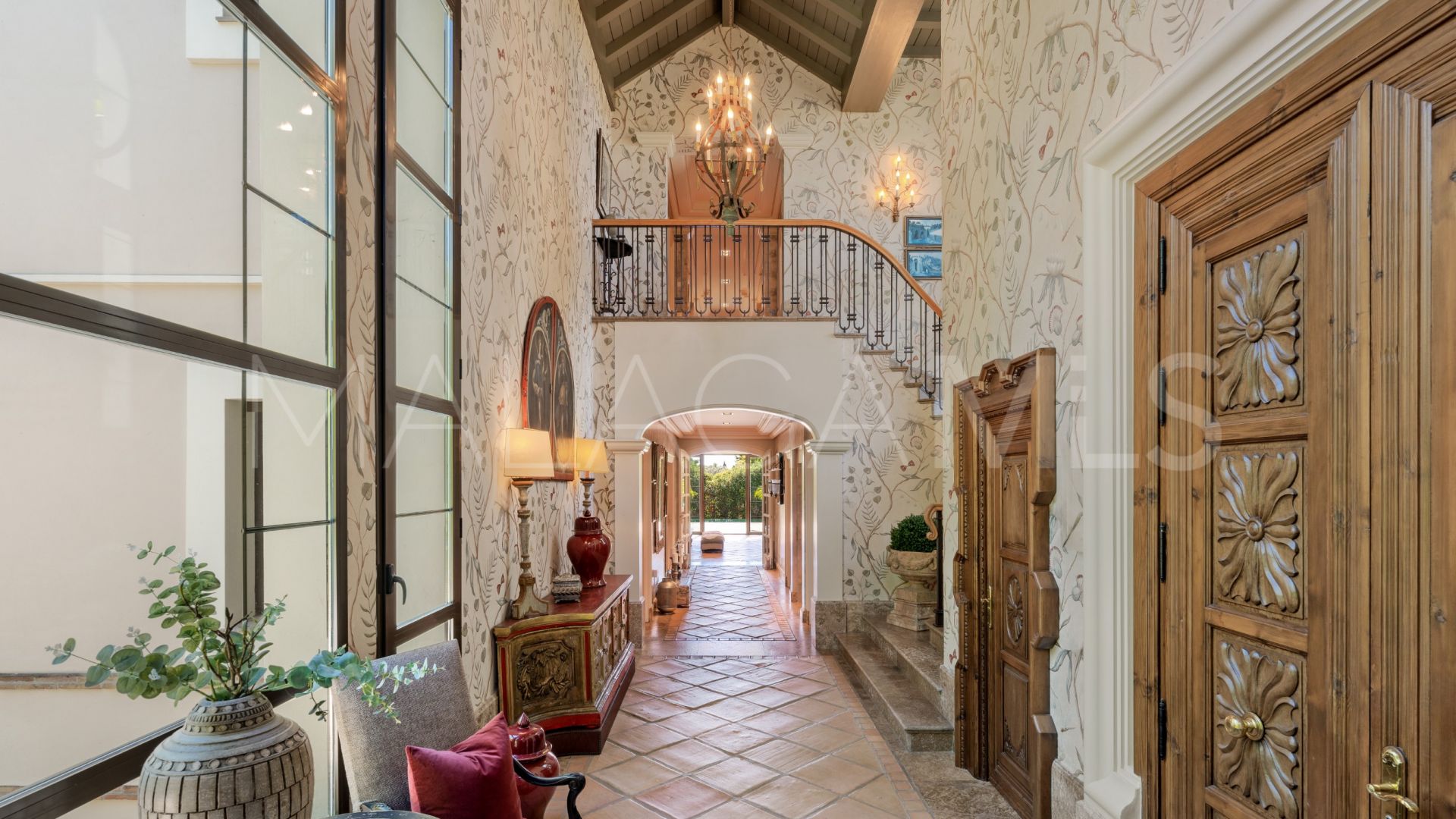 Villa for sale with 8 bedrooms in Guadalmina Baja