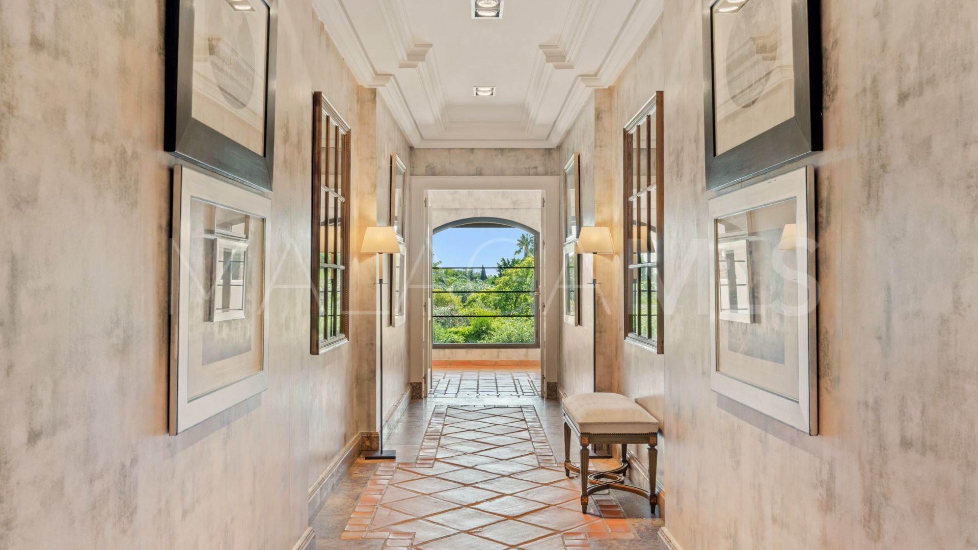 Villa for sale with 8 bedrooms in Guadalmina Baja