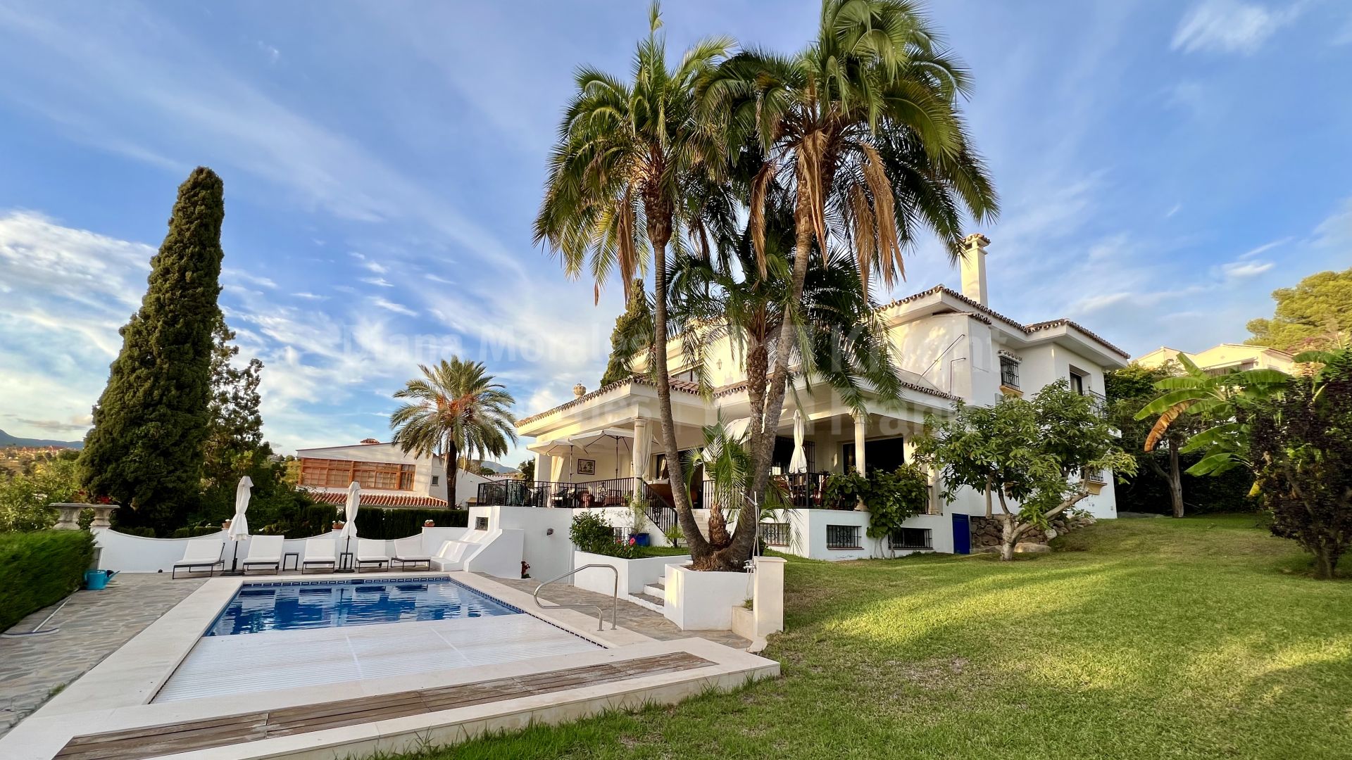La Campana, Villa sólidamente construida cerca de servicios y campos de golf