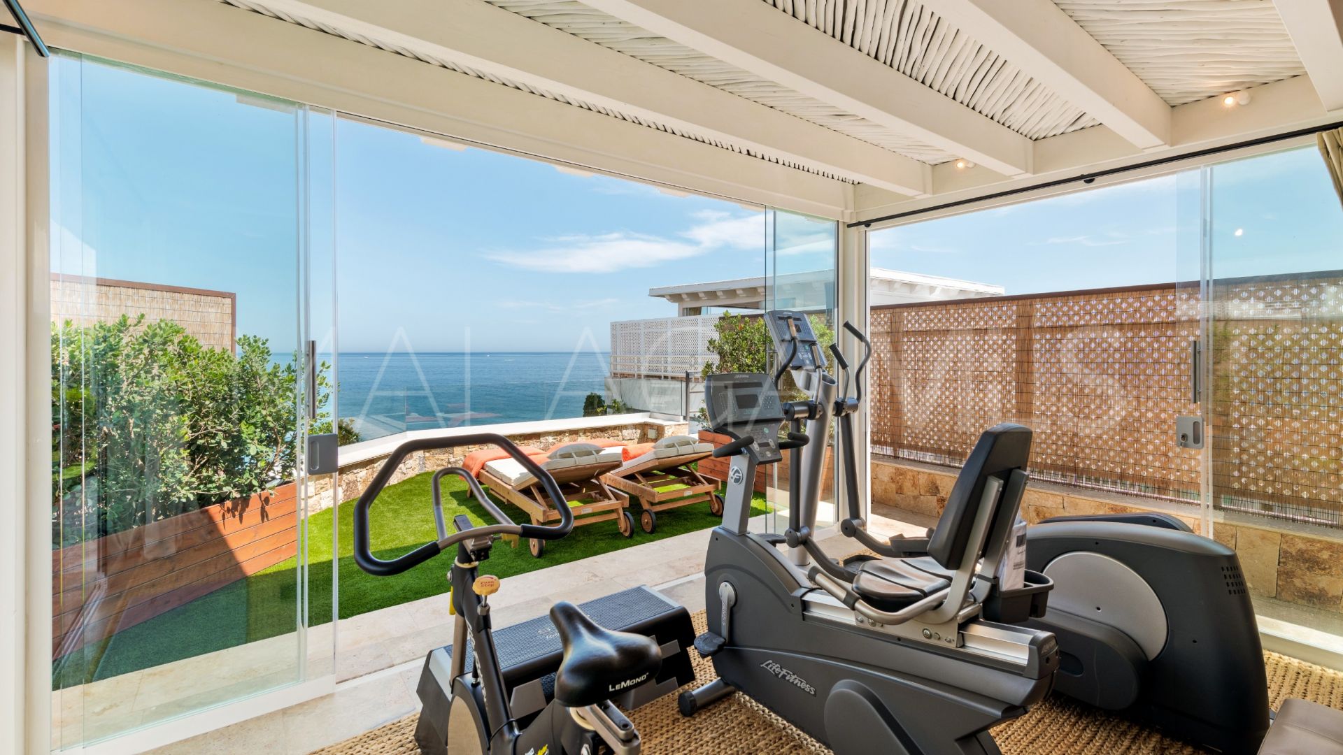 Duplex penthouse for sale in Playa Esmeralda