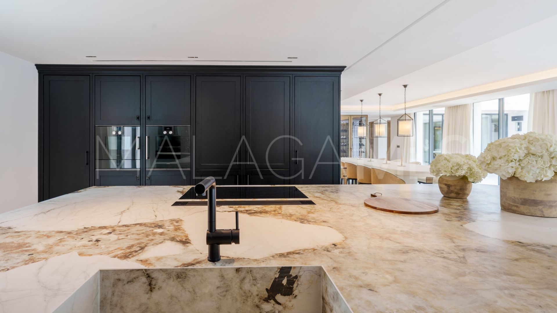 Villa for sale in Nueva Andalucia