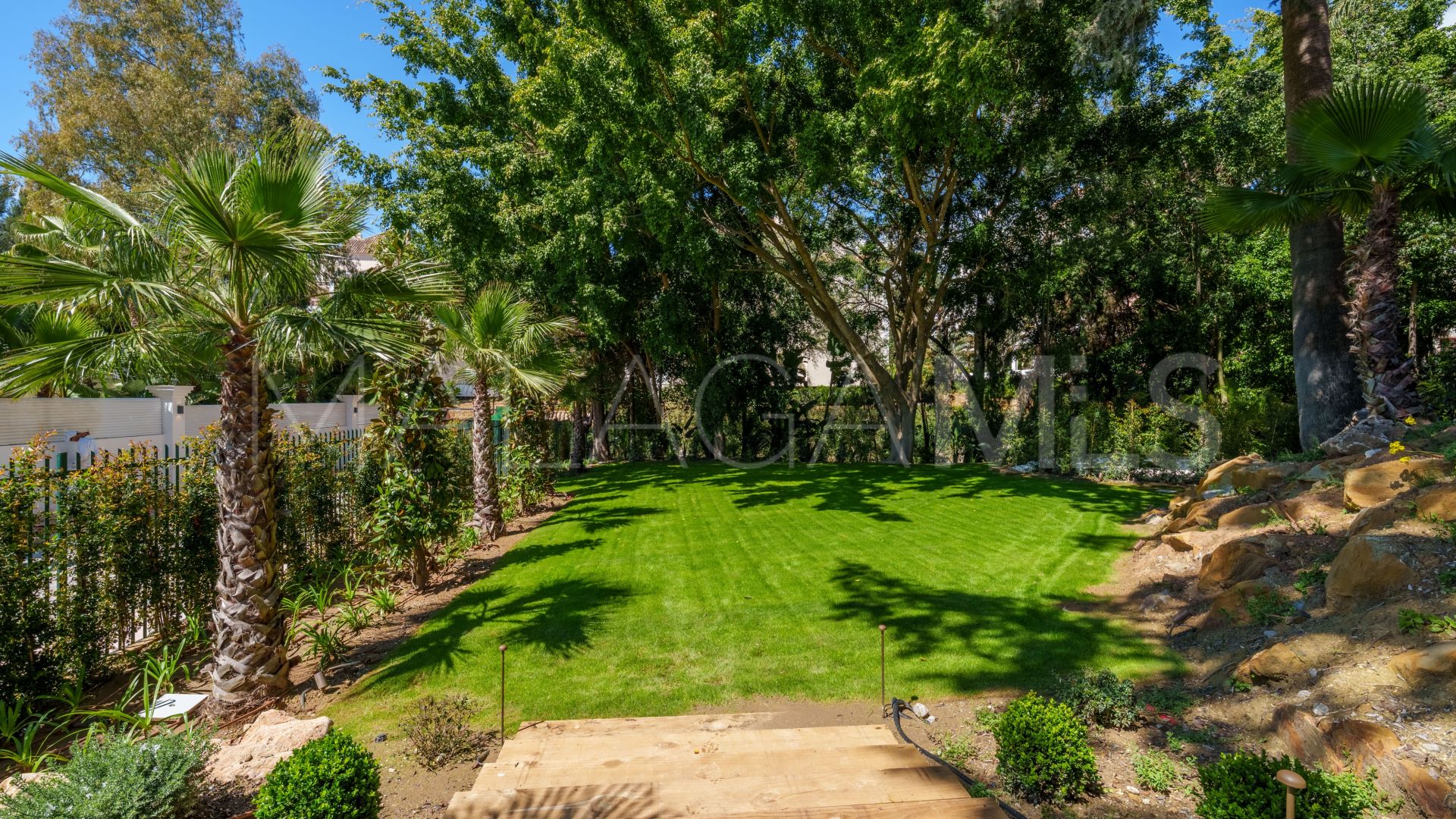 Villa for sale in Nueva Andalucia