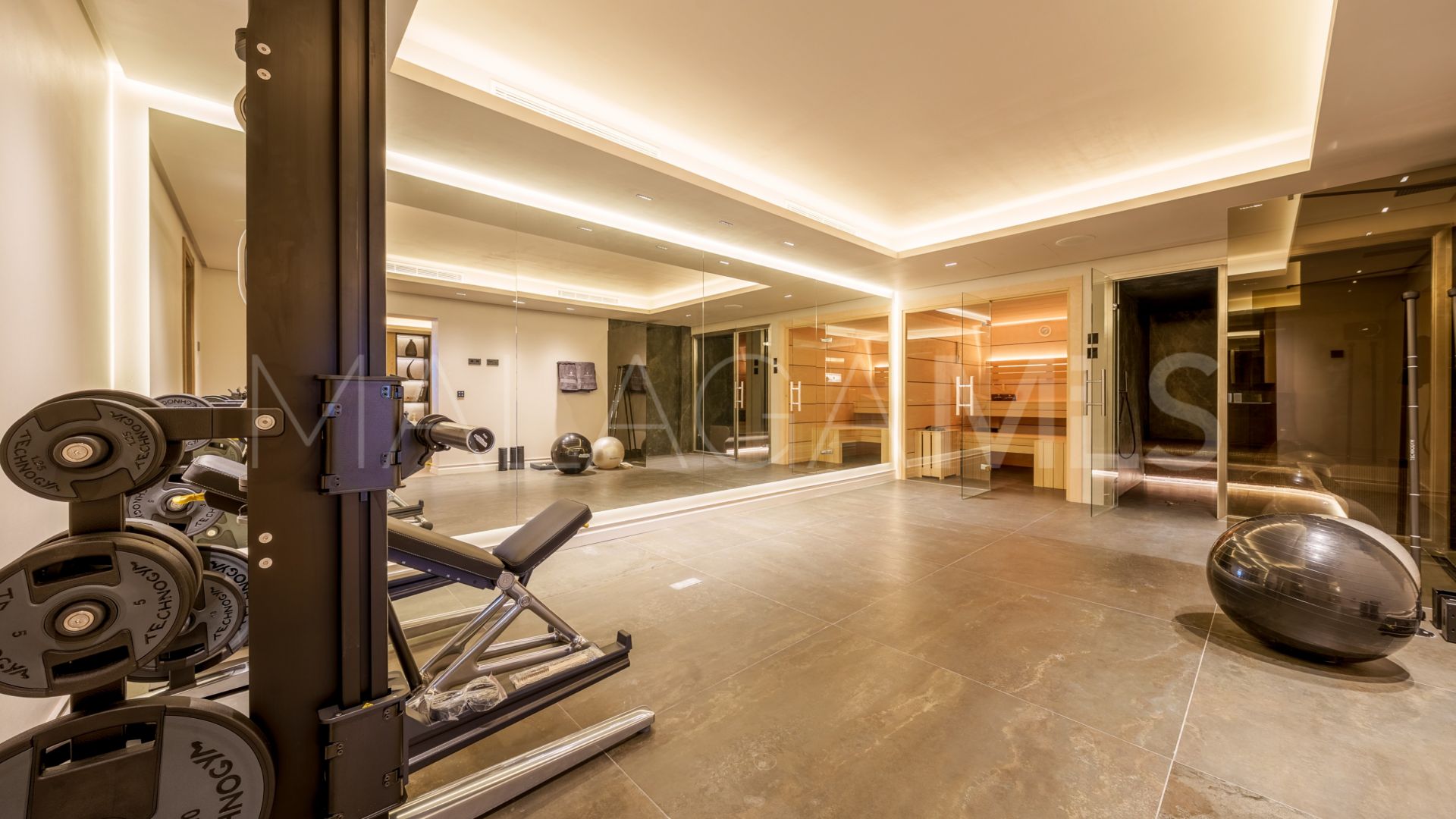 Villa for sale in Nueva Andalucia