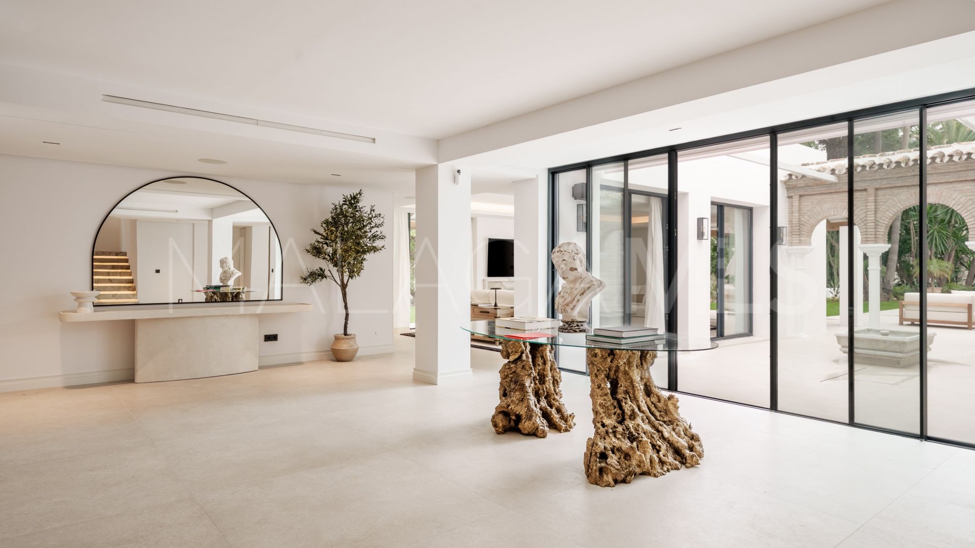 Villa for sale in Nueva Andalucia