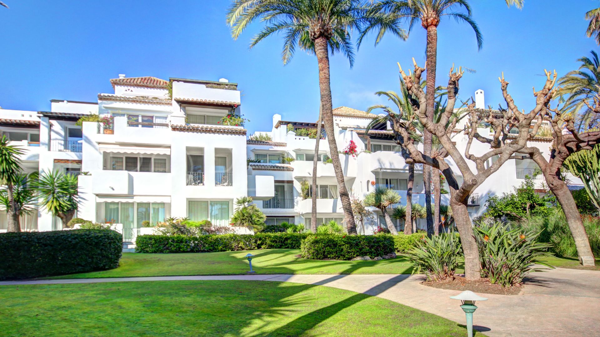 For sale penthouse in Alcazaba Beach with 2 bedrooms