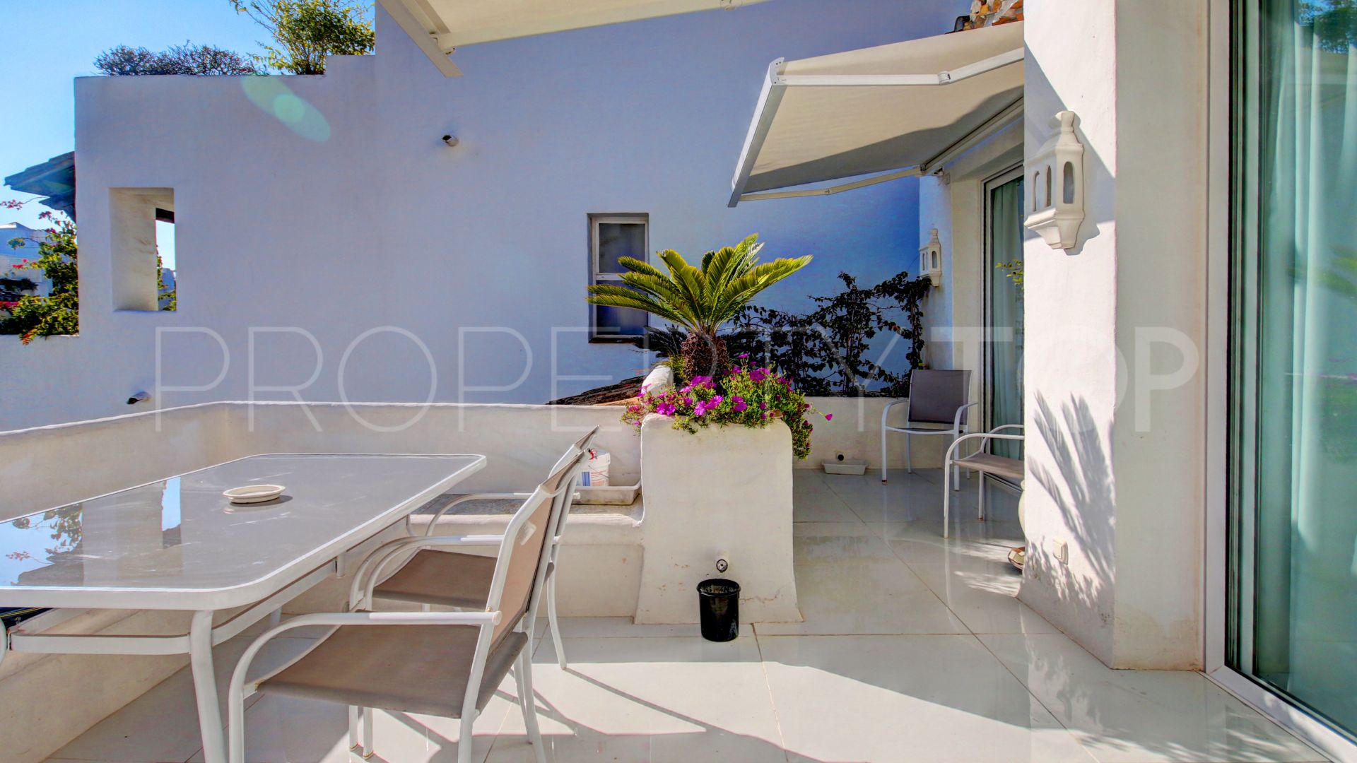For sale penthouse in Alcazaba Beach with 2 bedrooms