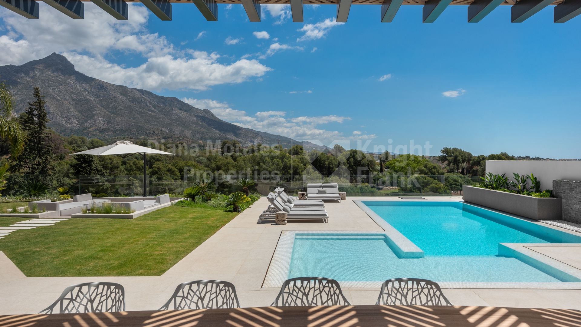 Nueva Andalucia, Einstöckige Villa mit 5 Schlafzimmern mit Blick auf den Aloha Golfplatz
