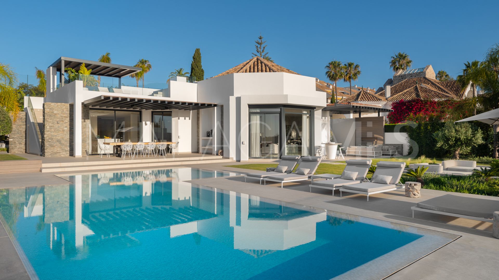 Buy villa in Nueva Andalucia with 5 bedrooms