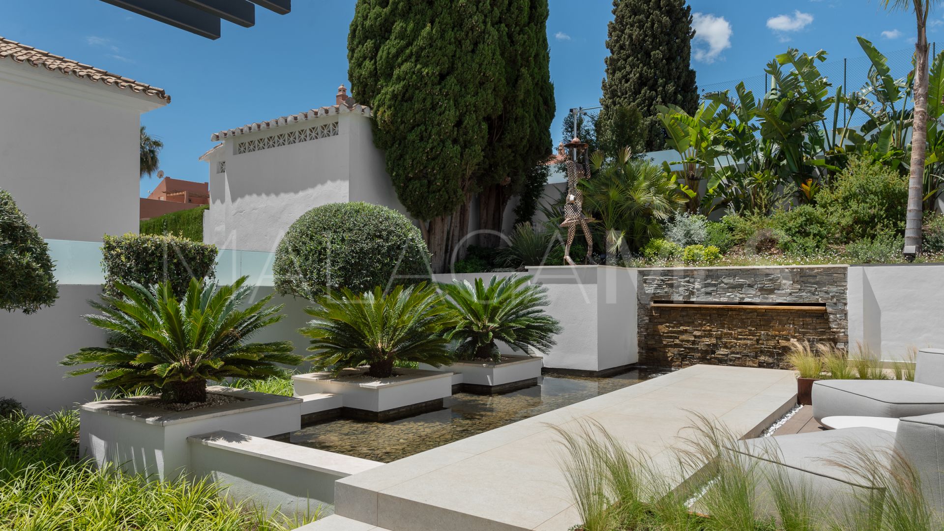 Buy villa in Nueva Andalucia with 5 bedrooms