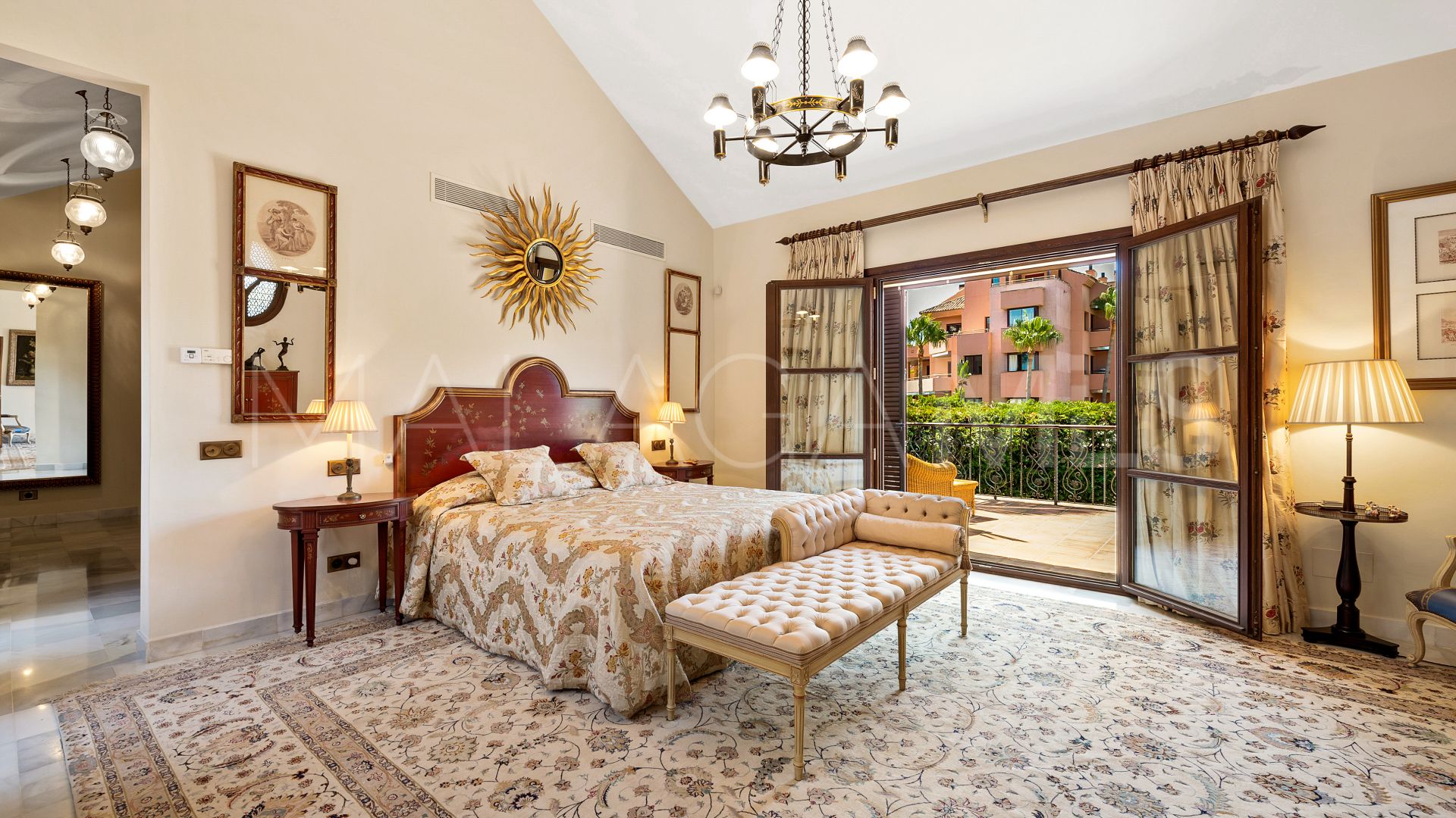 Buy villa with 4 bedrooms in Las Mimosas