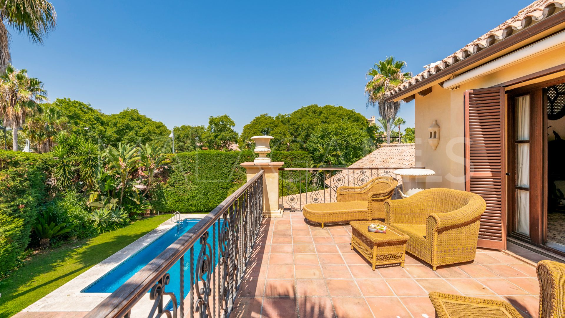 Buy villa with 4 bedrooms in Las Mimosas