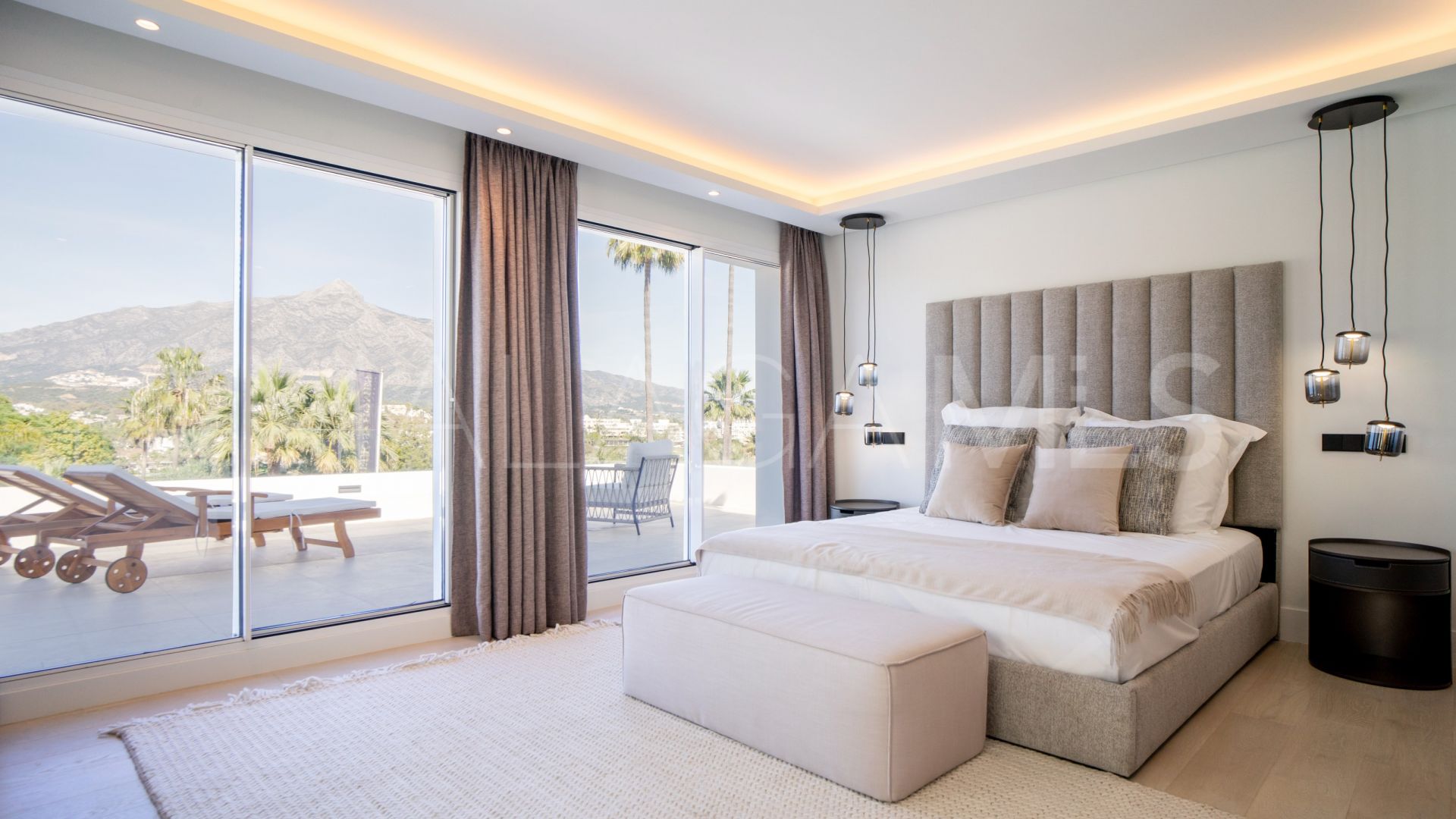 5 bedrooms villa for sale in Las Brisas