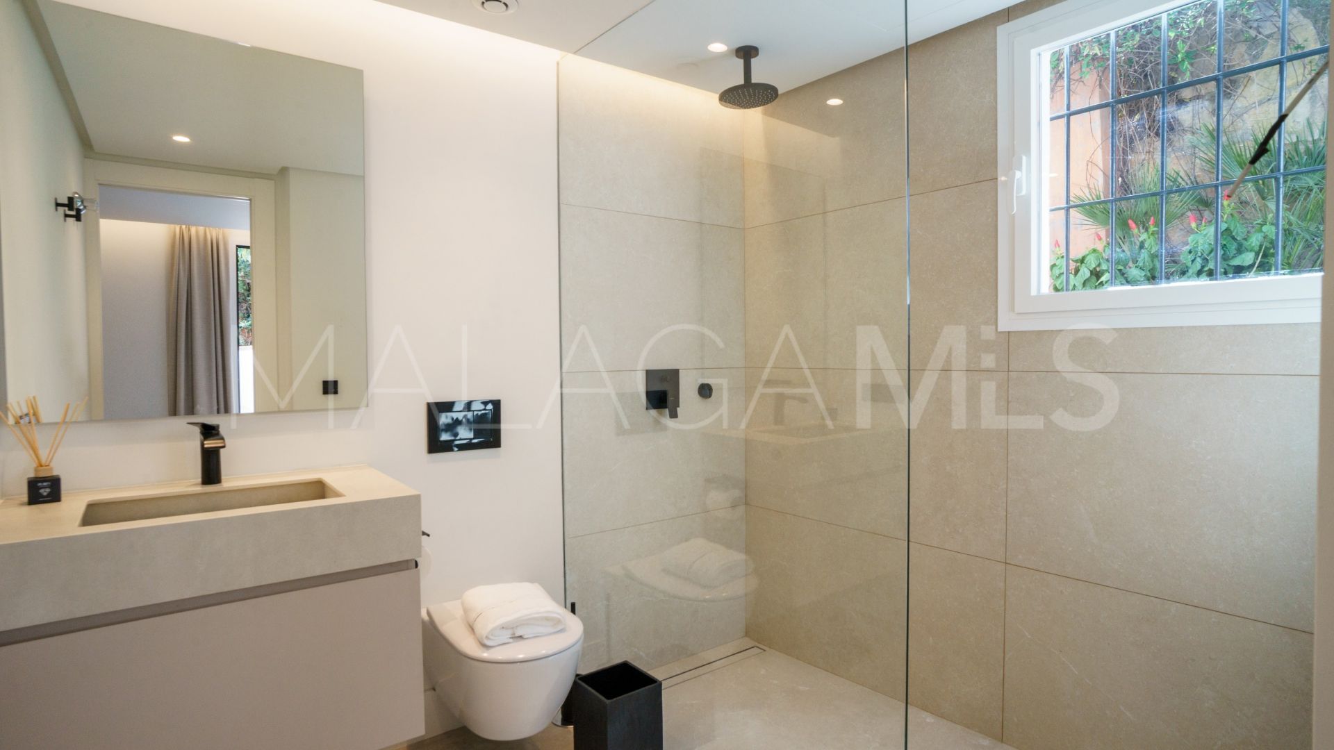 5 bedrooms villa for sale in Las Brisas