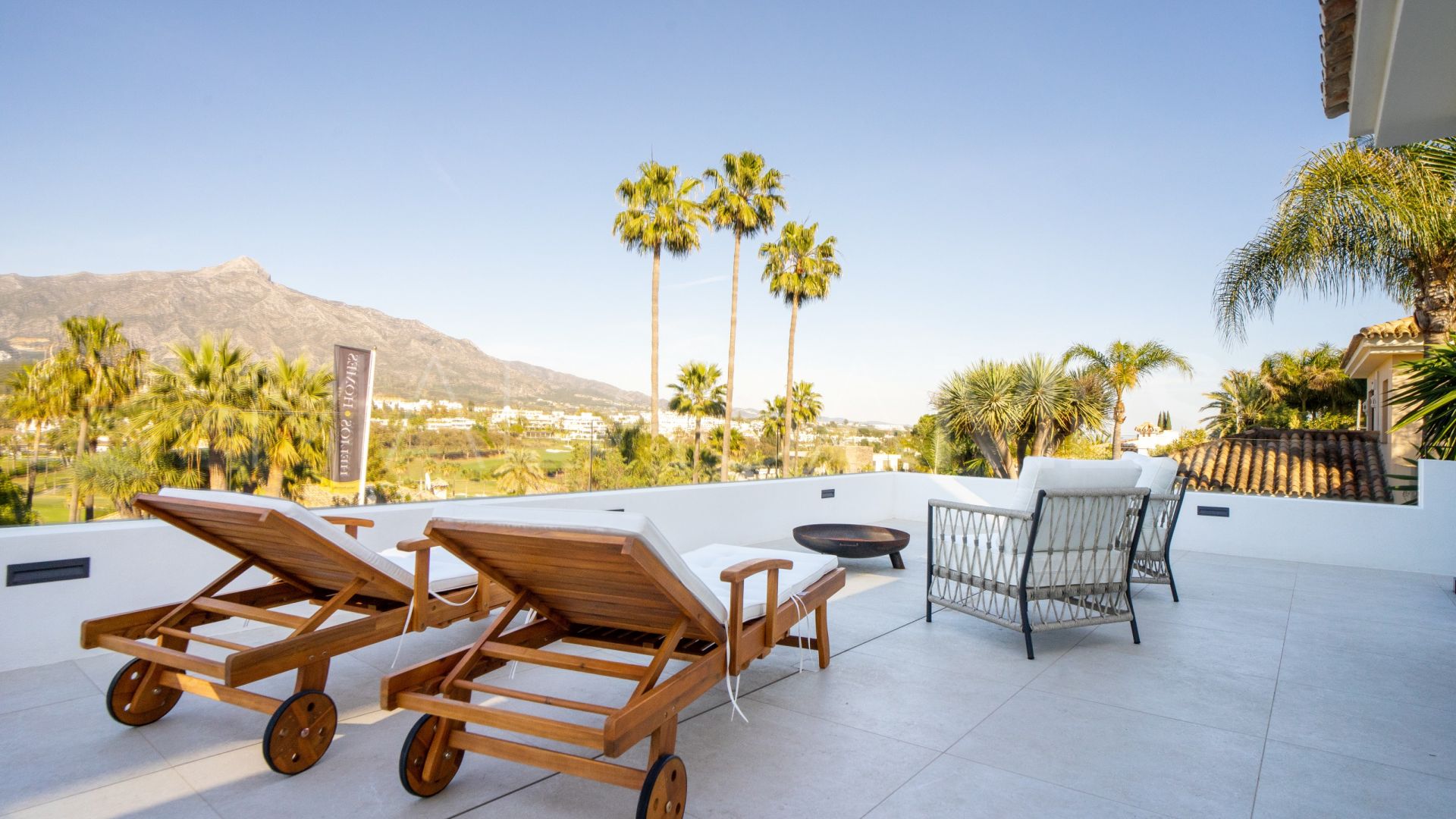 5 bedrooms villa for sale in Las Brisas