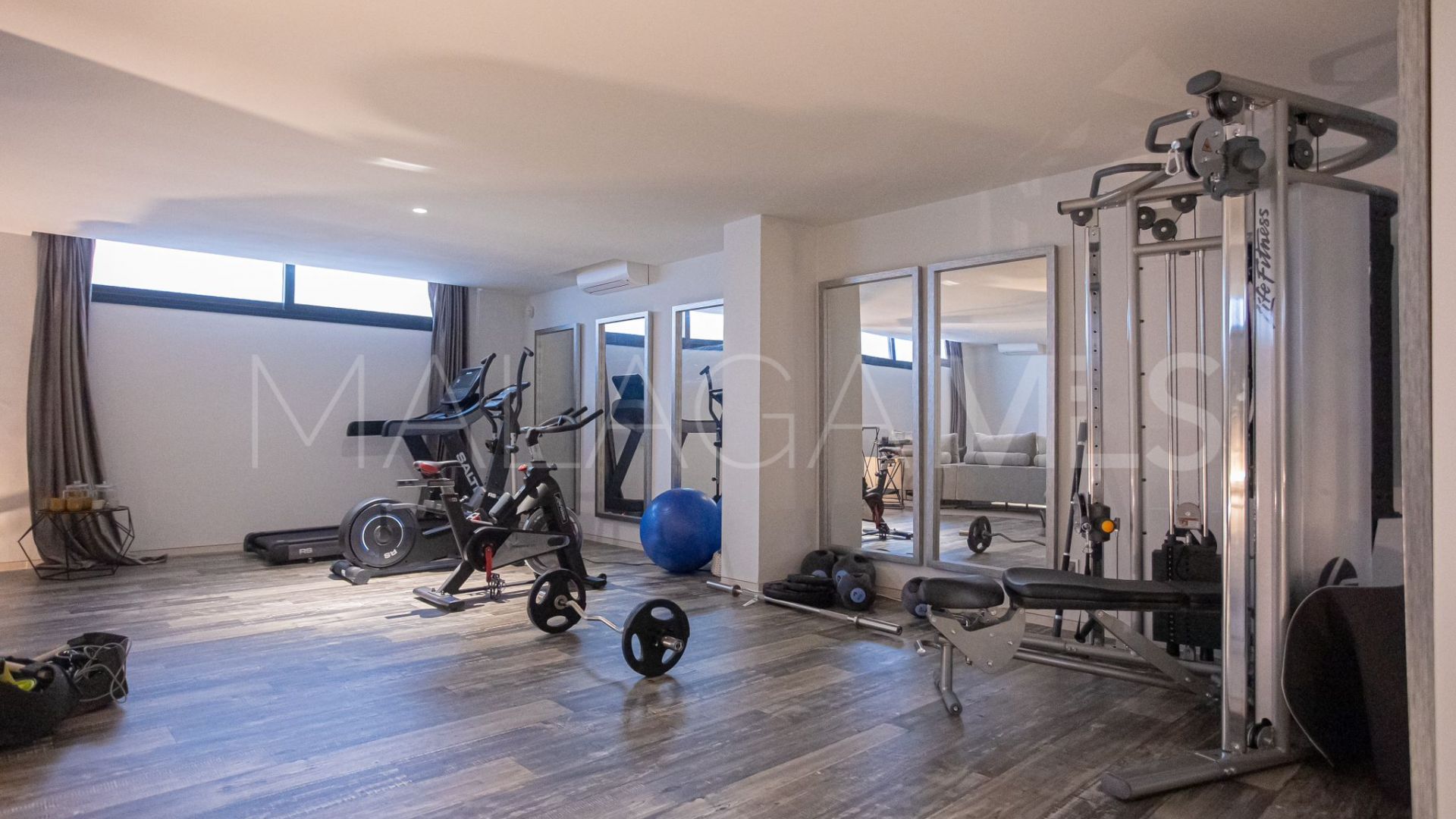 Se vende villa with 6 bedrooms in Nueva Andalucia