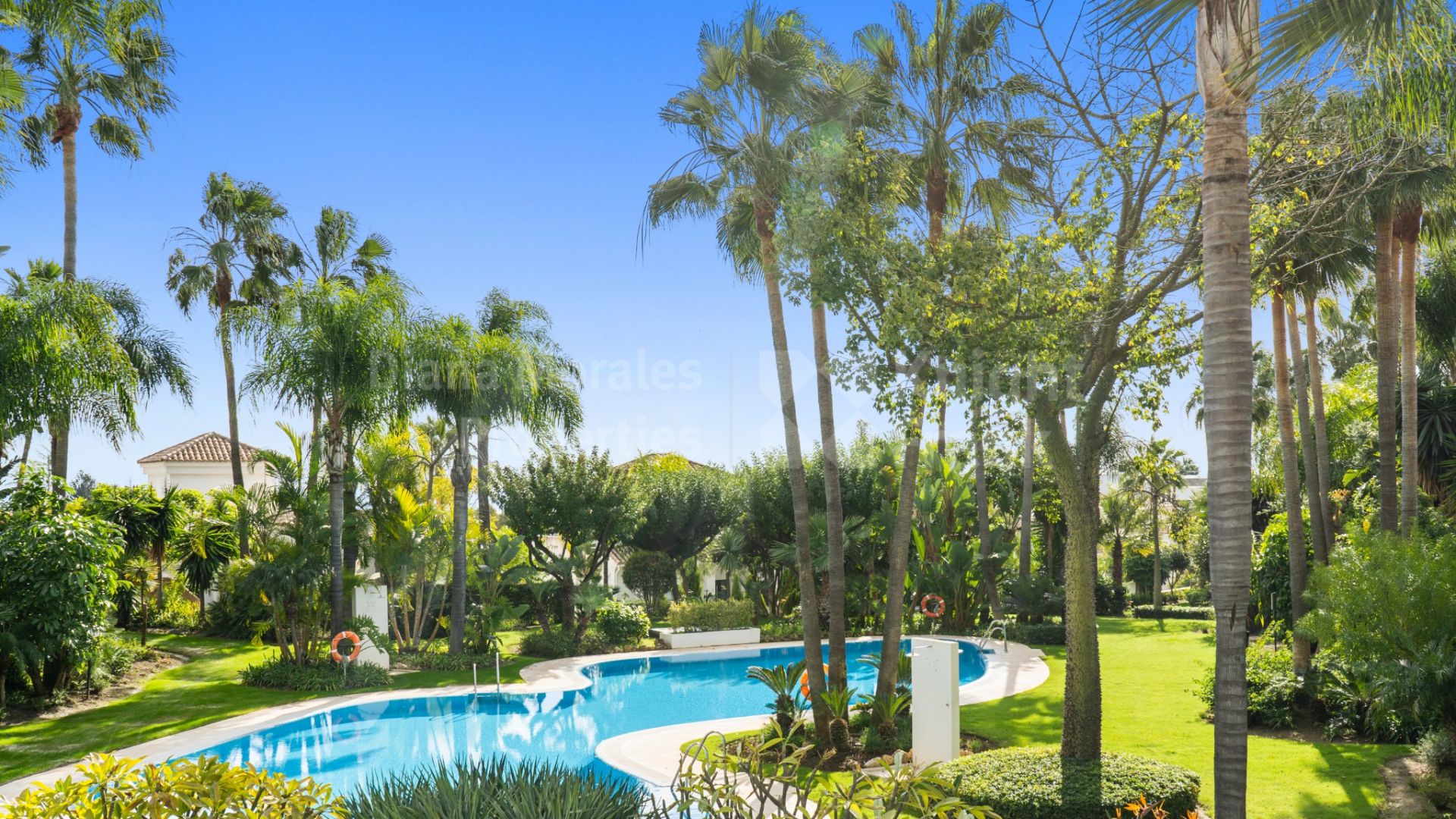 Lomas de Magna Marbella, Villa in La Milla de Oro in geschlossener Wohnanlage