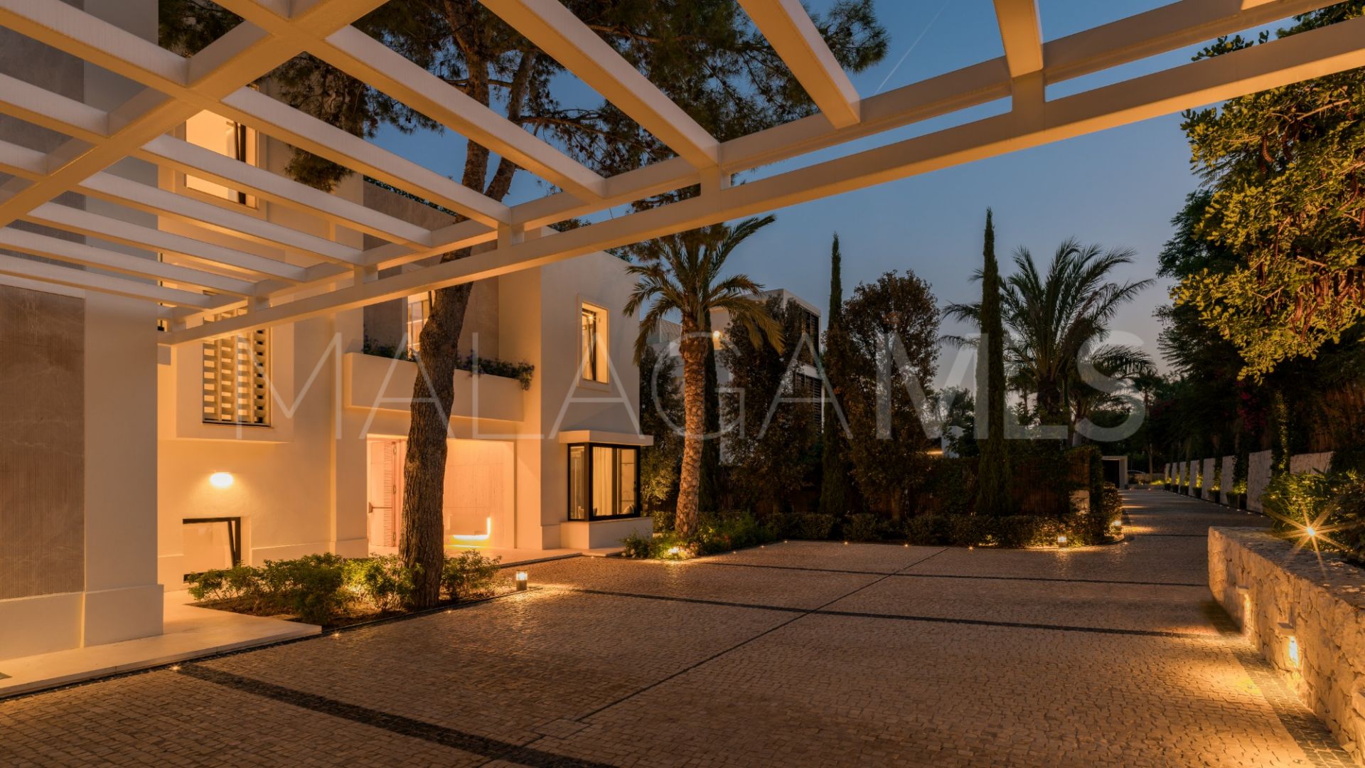 Buy Altos Reales villa with 5 bedrooms