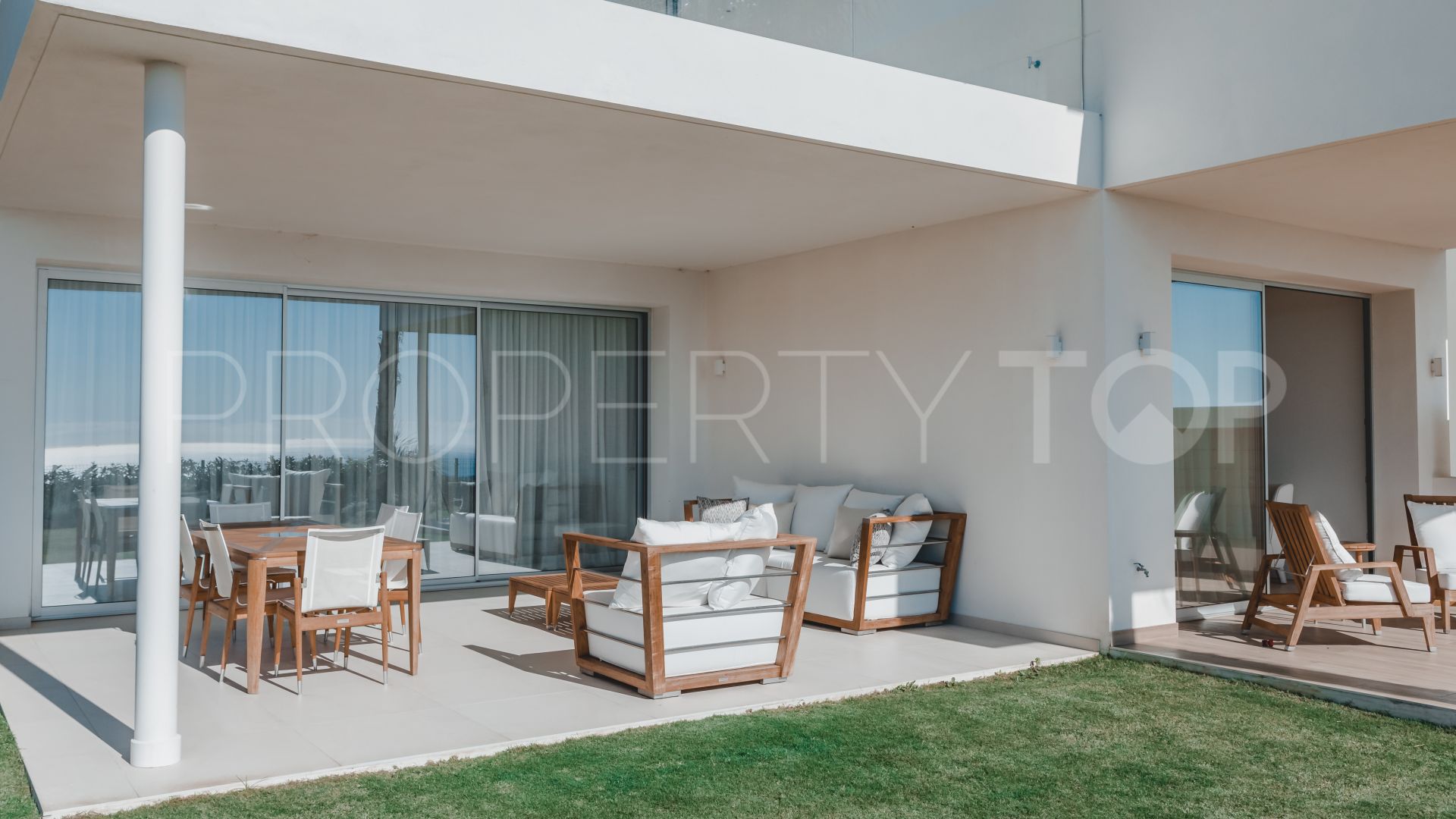 4 bedrooms ground floor apartment in Benahavis for sale