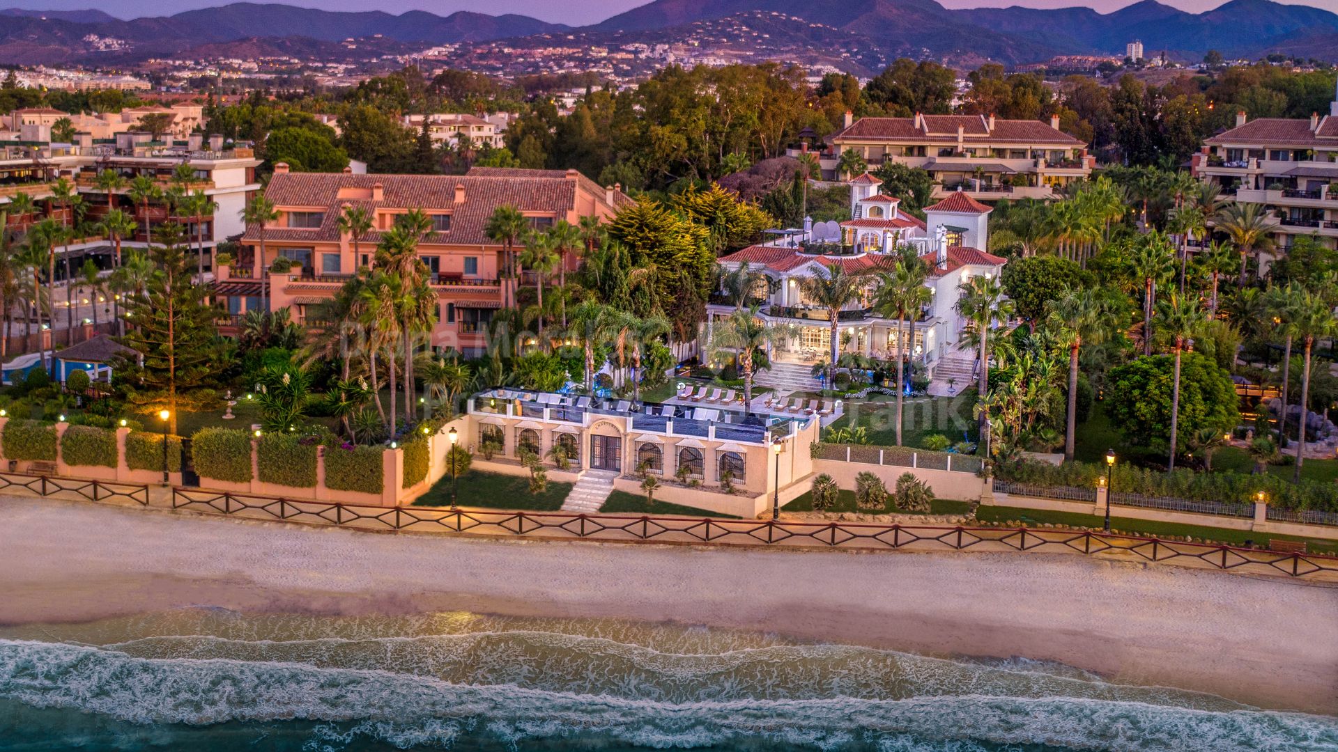 Puerto Banus, Maison unique de neuf chambres en bord de mer
