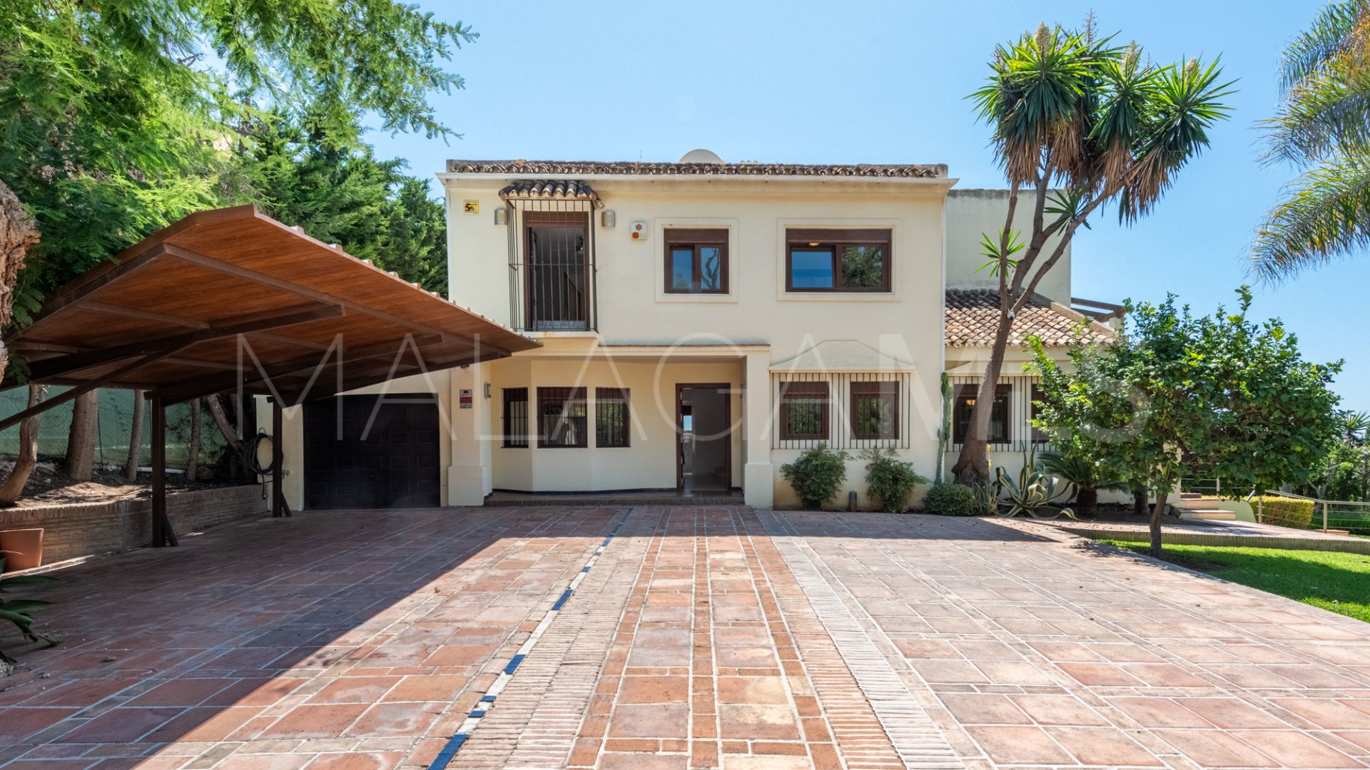 Villa for sale in Nueva Andalucia