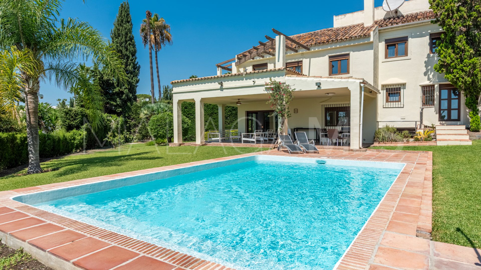 Villa for sale in Nueva Andalucia