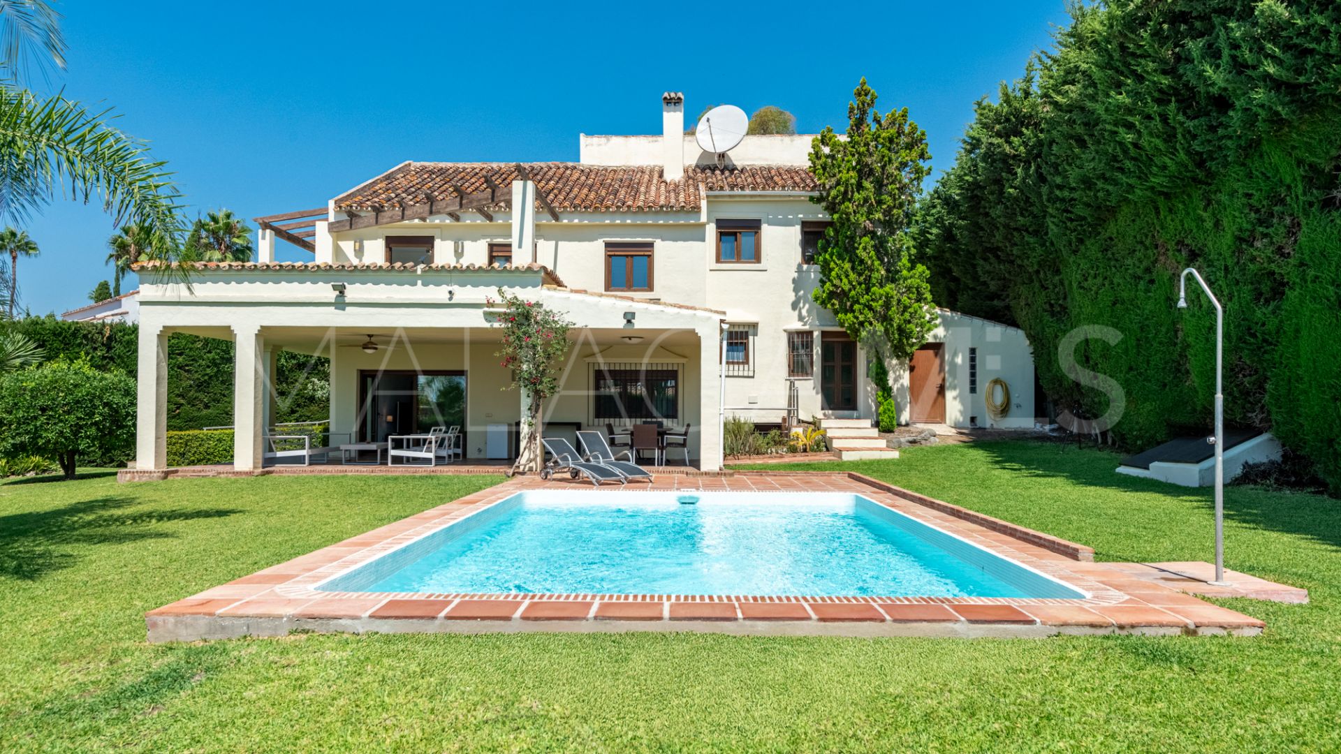 Villa for sale in Nueva Andalucia