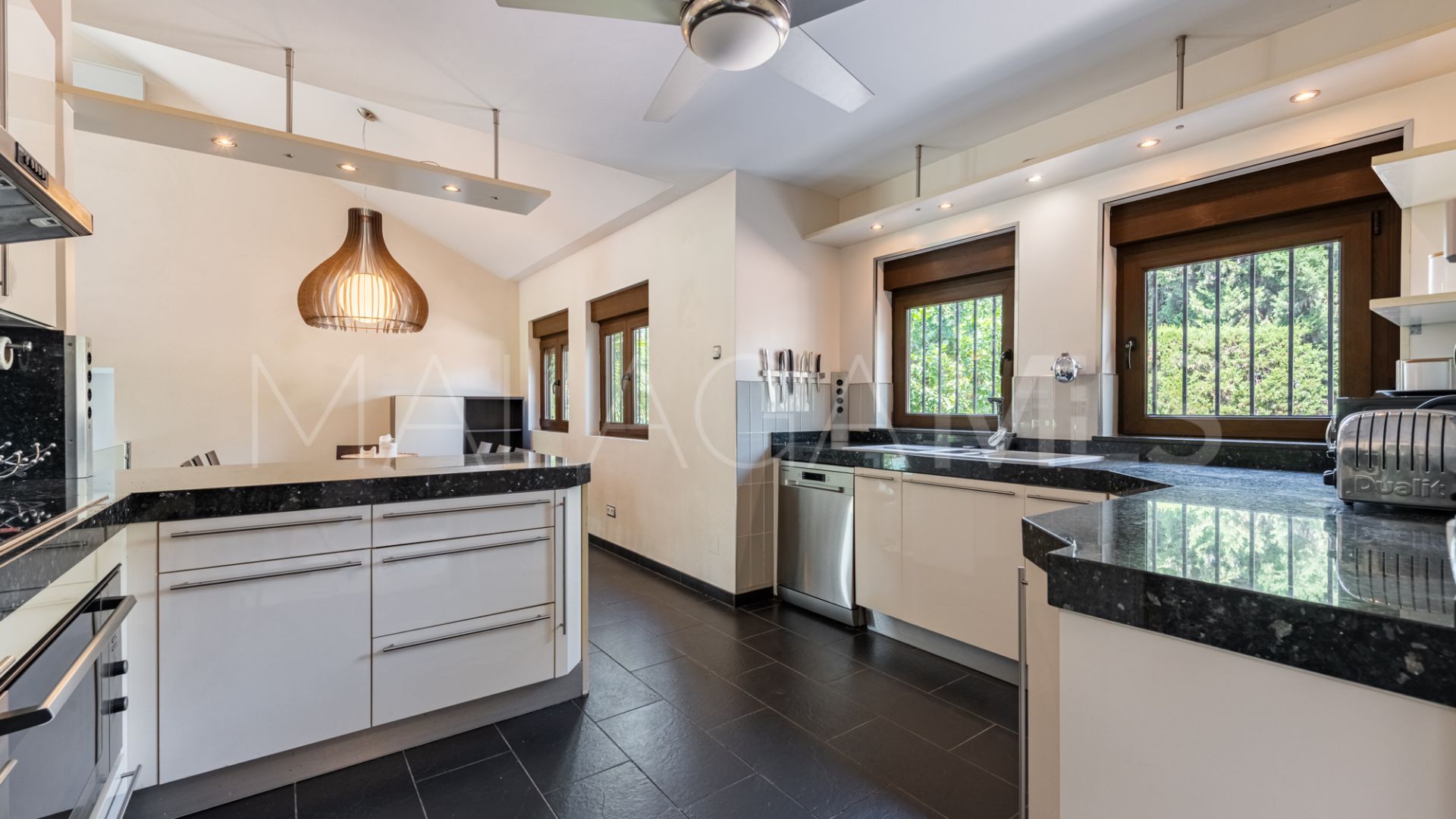 Villa for sale in Nueva Andalucia