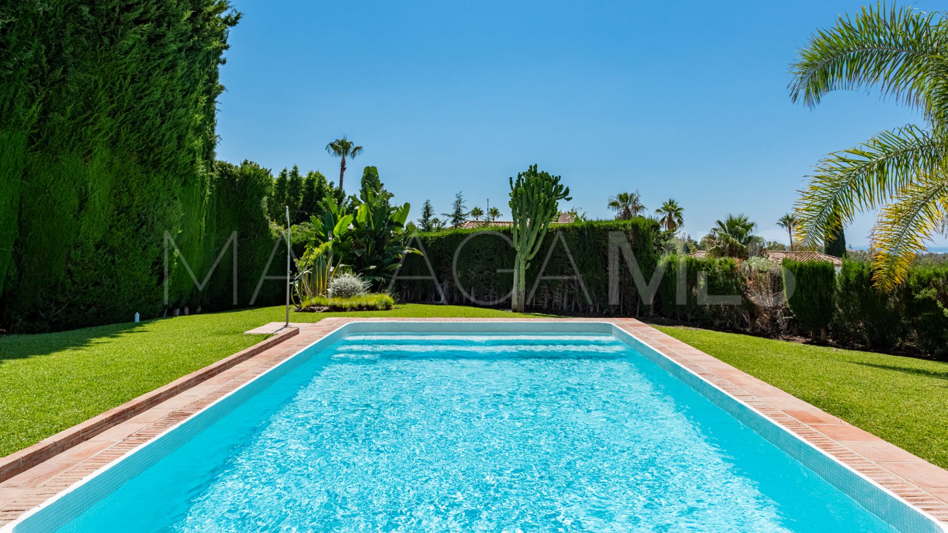 Villa for sale in Nueva Andalucia