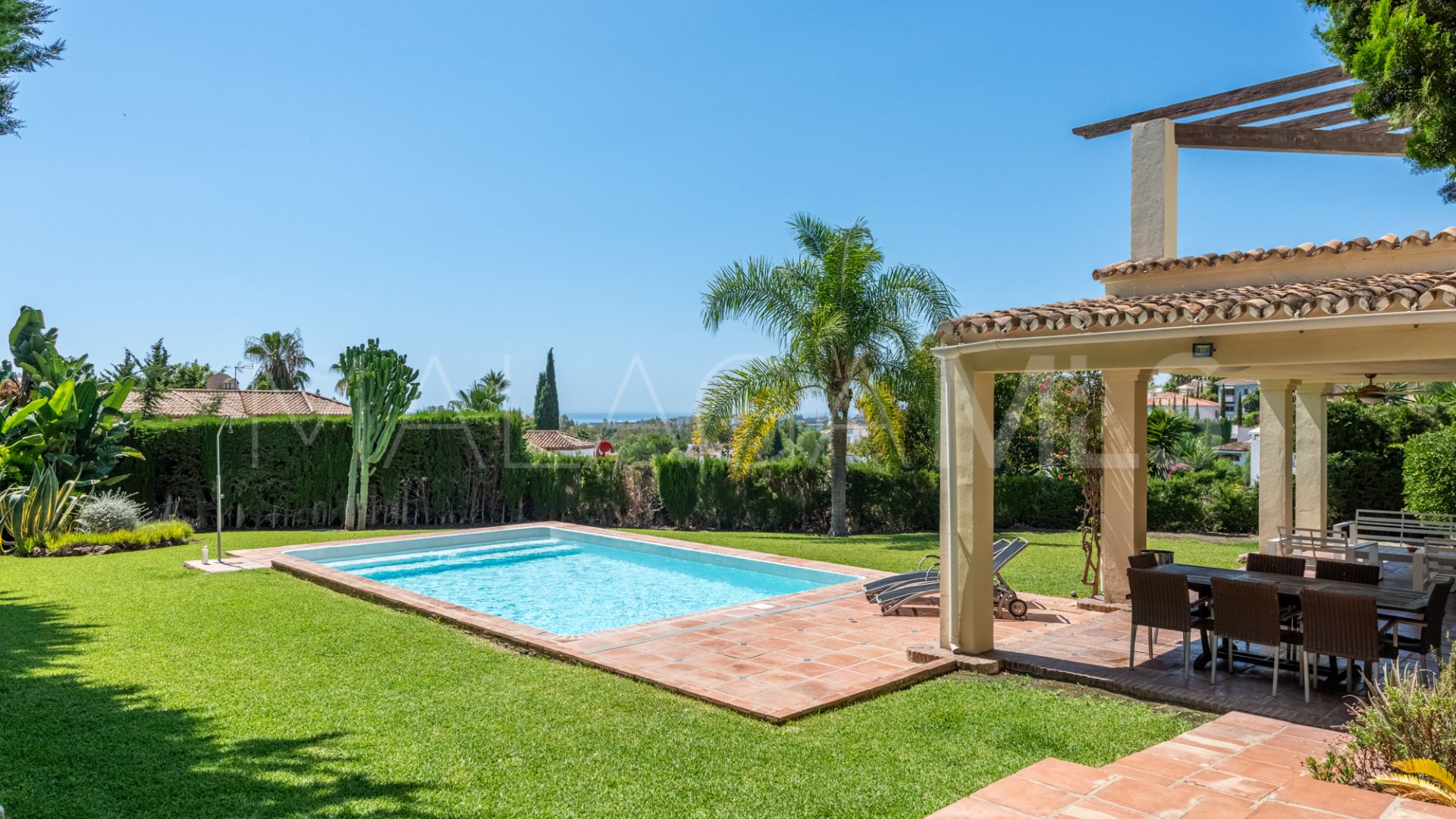 Villa for sale in Nueva Andalucia
