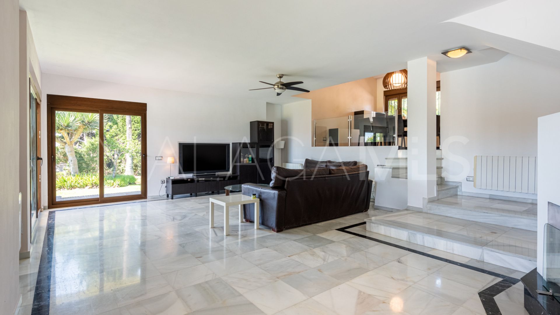 Villa for sale in Nueva Andalucia