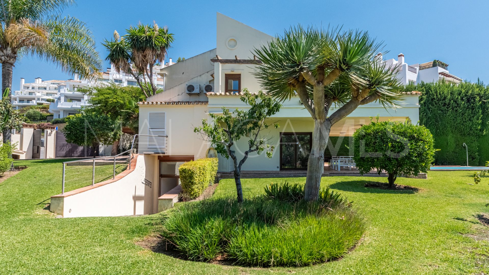 Villa for sale in Nueva Andalucia