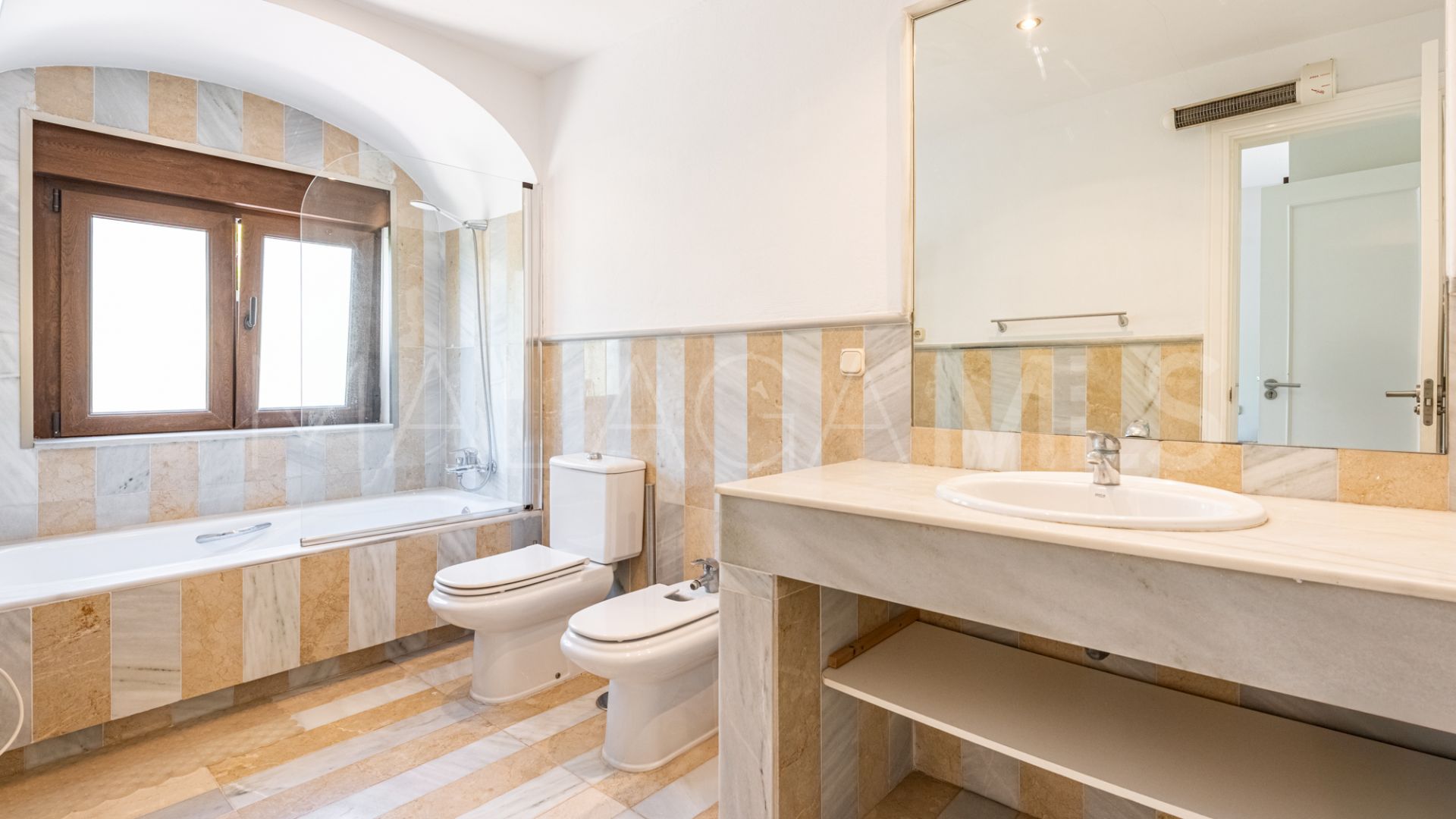Villa for sale in Nueva Andalucia