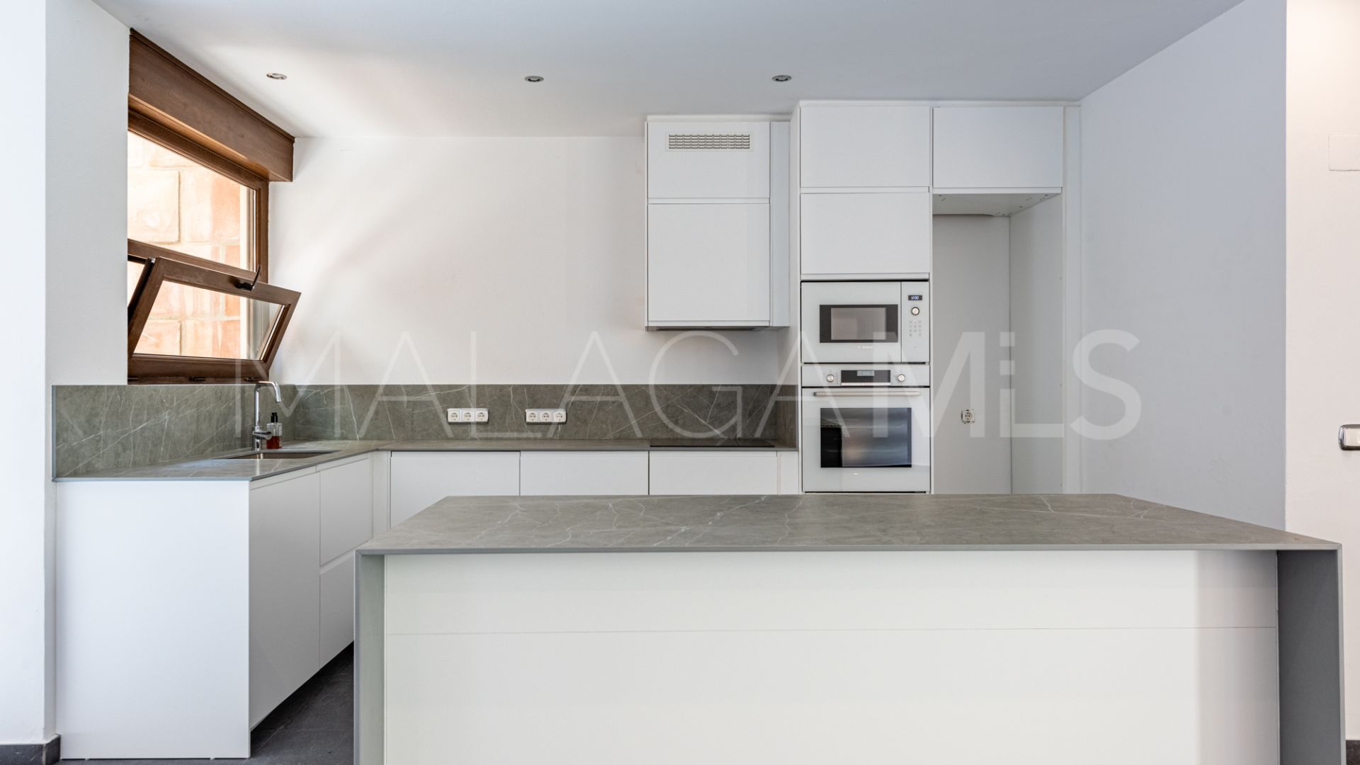 Villa for sale in Nueva Andalucia